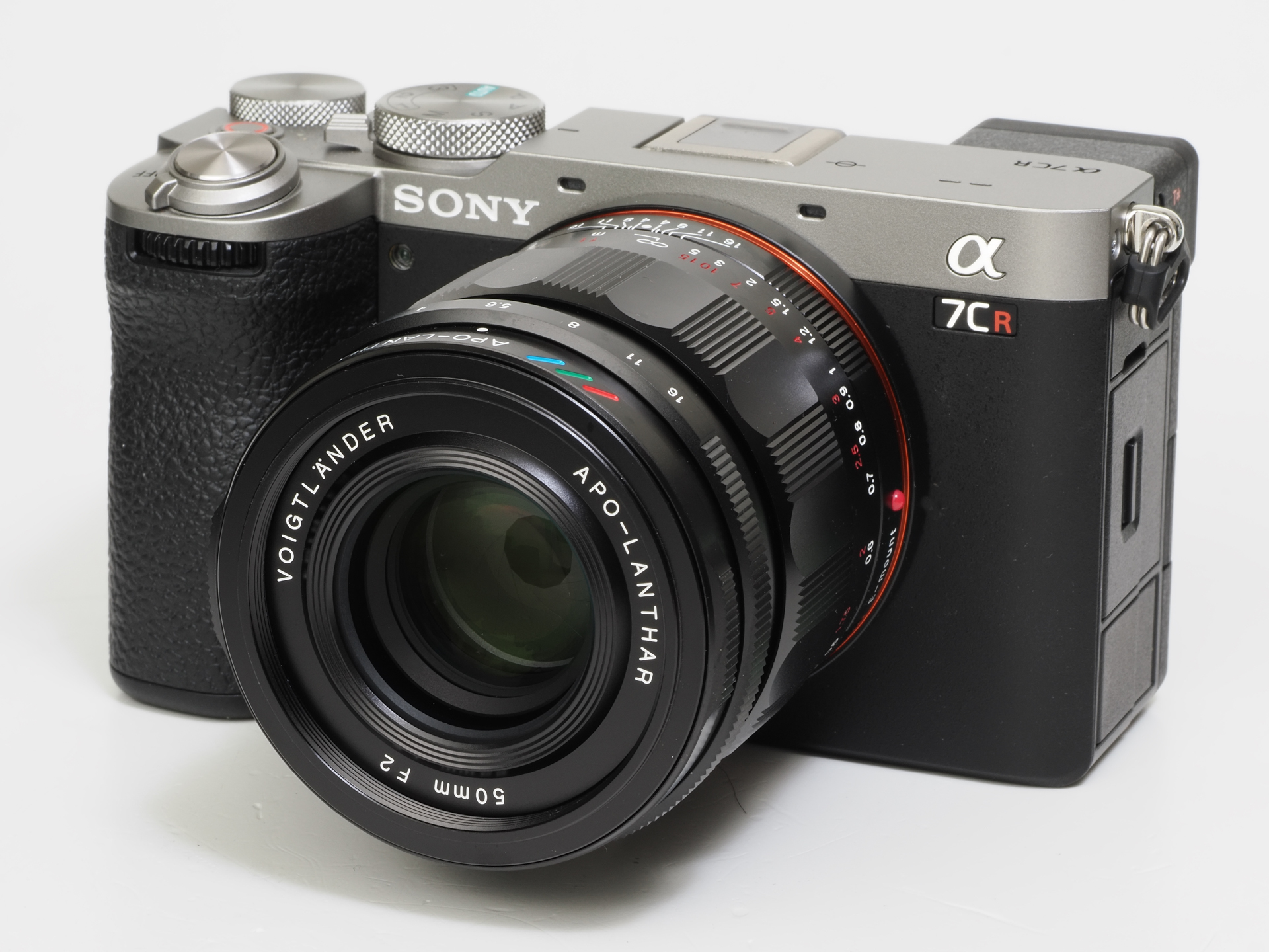 50mmのアポランターの初号機はEマウントでした。これを携えて青森でレビュー撮影したことを記憶しております。とにかく高性能なのでα7CRのポテンシャルを引き出したいという人には必要なレンズです。どこまでも拡大できるのではないかと思わせる凄みがありますね。線が細く高性能なので、通常の50mmレンズよりも被写界深度が浅く見えます。実際に絞りを開いていると、フォーカスの頂点が明確になるので、慎重にフォーカシングする必要があります