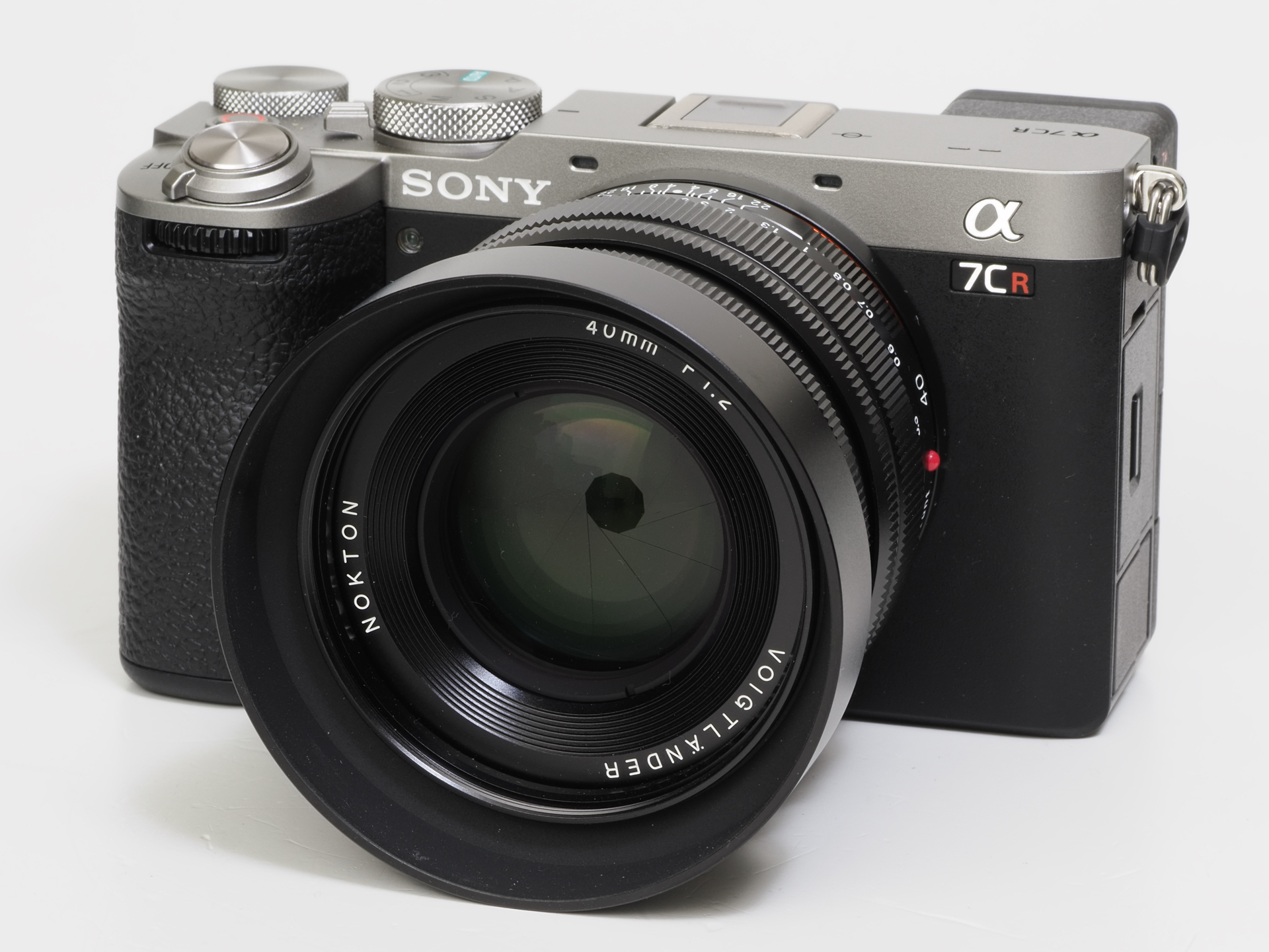 40mmレンズって最近見直されていませんか。愛用者が増えているように思います。筆者としては、広角と標準の間に位置していることもあり、なんだかどっちつかずだなあと思うこともあれば、うまくハマると名玉にしたくなるという繰り返しですね。単なる気まぐれかもしれません。本レンズは仕様も魅力的ですが、α7CRに純正レンズのようによく似合ってしまいますね