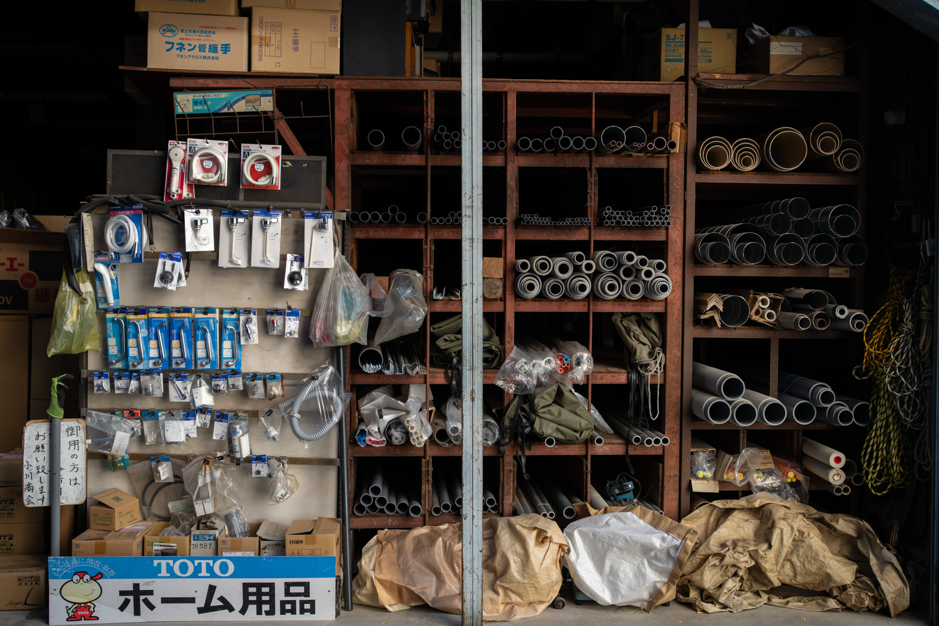 街の工具店ですね。昨今は大型のホームセンターにお客さん奪われちゃうんでしょうけど、小回りのきく仕事をしますという感じが店頭にみなぎります。日陰の描写ですがディテール再現は素晴らしいですね<br>α7CR／NOKTON 40mm F1.2 Aspherical／絞り優先AE（F5.6・1/125秒・-1EV）／ISO 200