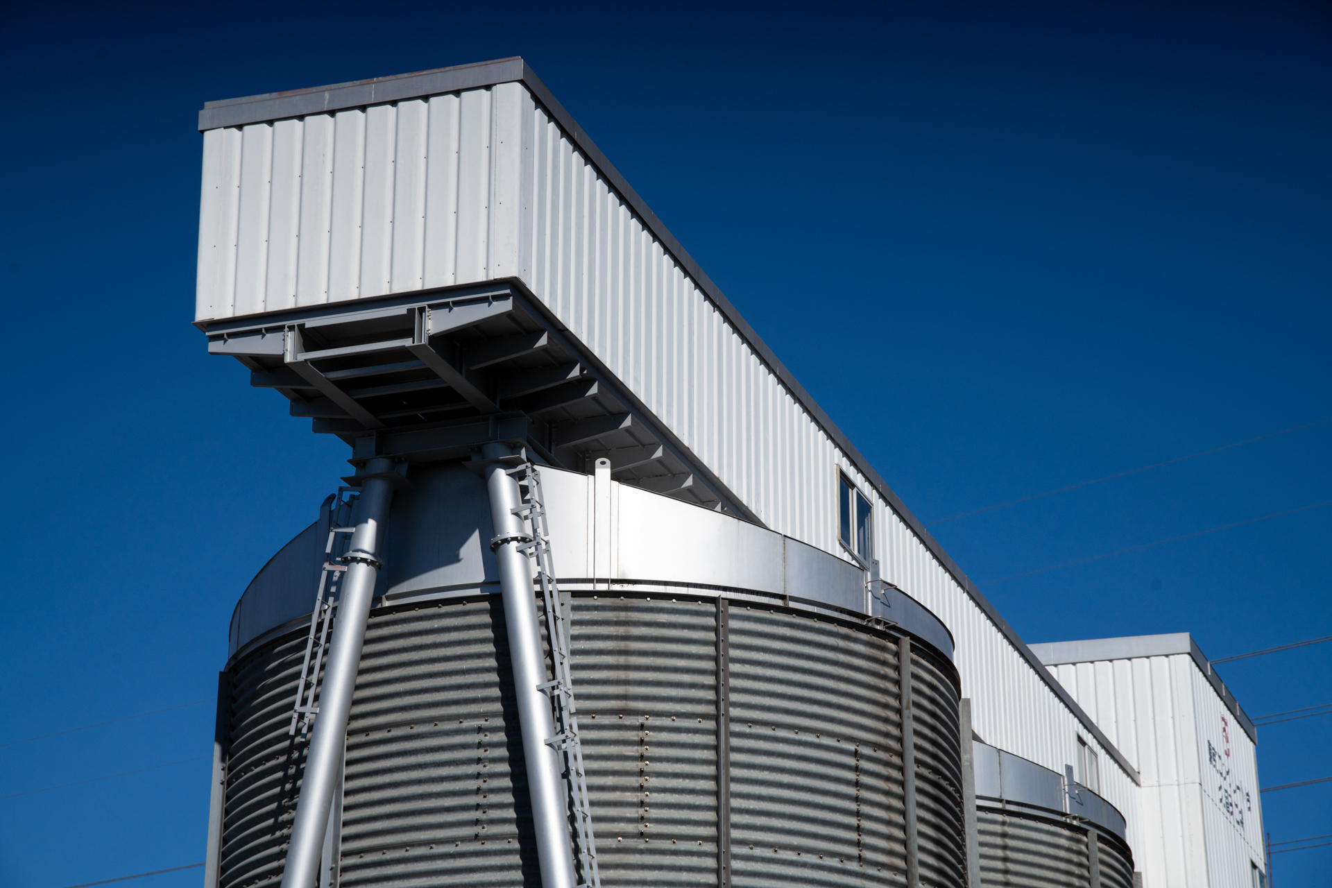 テレ端です。空母のカタパルトみたいで気に入っているセメント工場ですが、金属皮質とハイライトの描写がまたいい感じです<br>α7CR／24-105mm F4 DG OS HSM／プログラムAE（80mm・F9・1/2,500秒・±0EV）／ISO 400