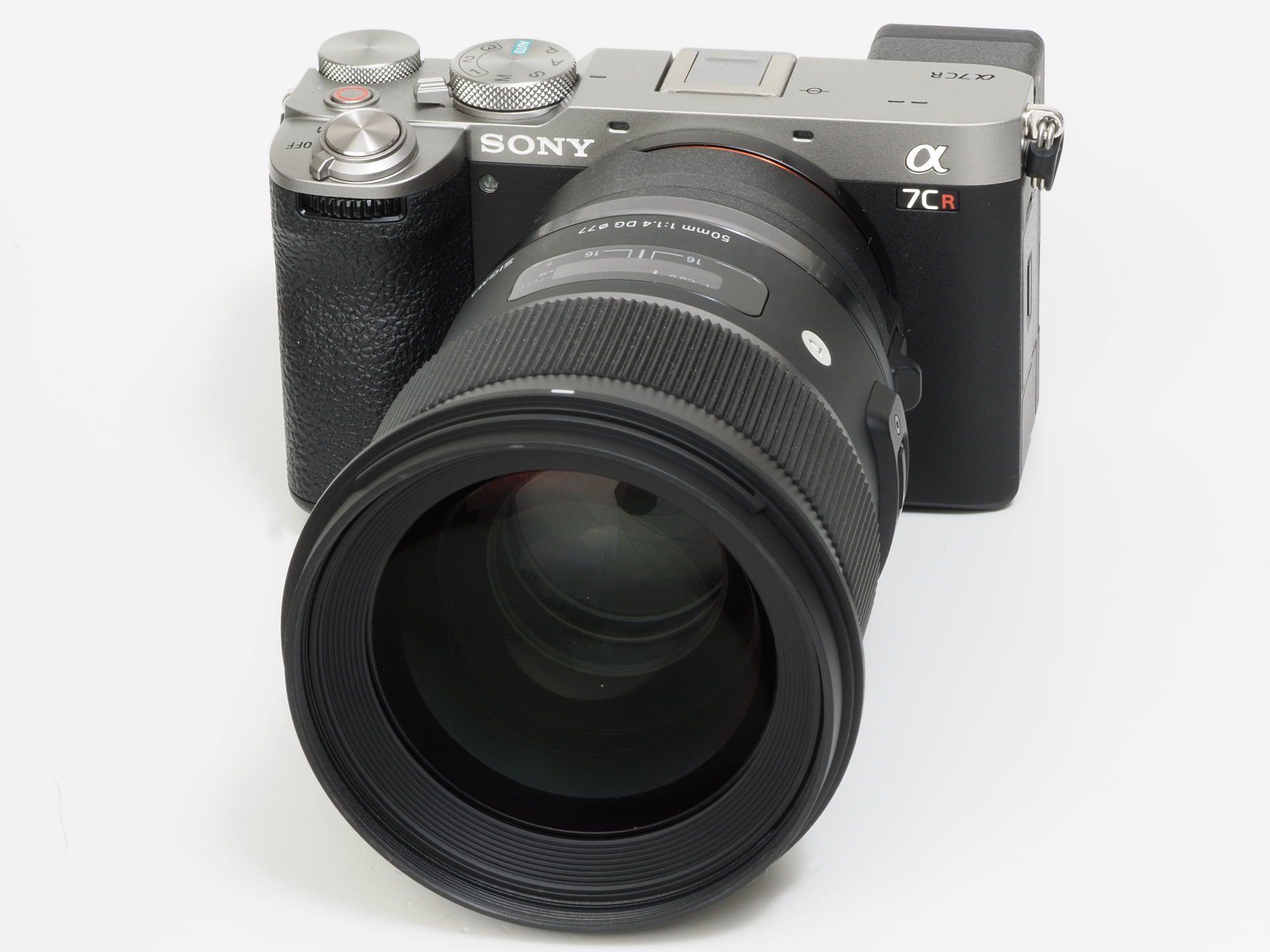 現行品の50mm F1.4 DG DN | Art のEマウントには絞り環が採用されグラッときましたが、筆者はAマウントのこちらをしつこく使うことにしてまして。だって、文句ないんですよ、筆者のレベルでは。開放からよく写りすぎるし。ちょっと重たいけど。ただ、開放での味わいが欲しい時は、先のソニー50mm F1.4を使います