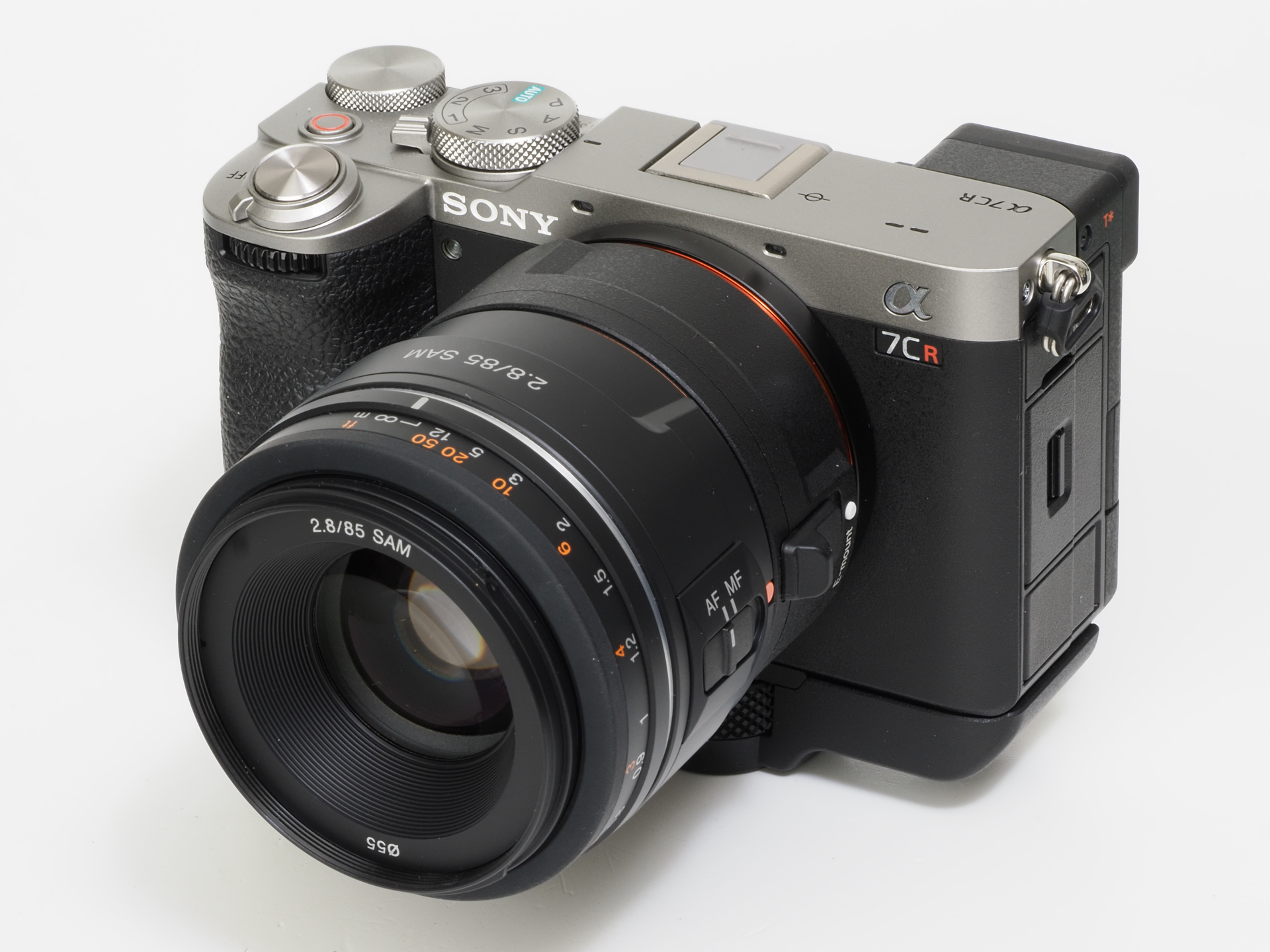 ミノルタ時代にはなかったレンズですね。いわゆるズームレンズの次の1本、中望遠の撒き餌として用意されたのかな。85mmは明確なポートレートレンズですが、開放F値が2.8では、現役時代では人気はなかったんじゃないかなあ。鏡胴からマウントに至るまでプラスチックです。個人的にはこの仕様だと暴れたくなるのですが、見かけによらず超音波モーター内蔵で、スムーズに動作して、しかもよく写ります