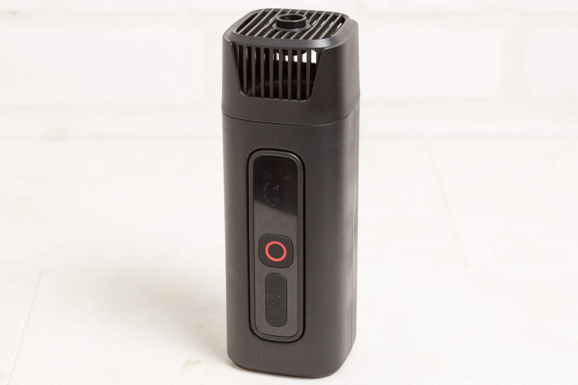 本体は片手で持てるサイズ感。高さで16cm強