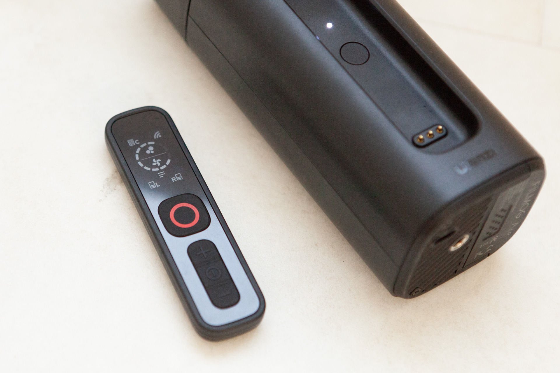 操作部はリモコンにもなる。赤丸ボタンを押している間だけ吐出する。また2回早押しすると連続吐出となる