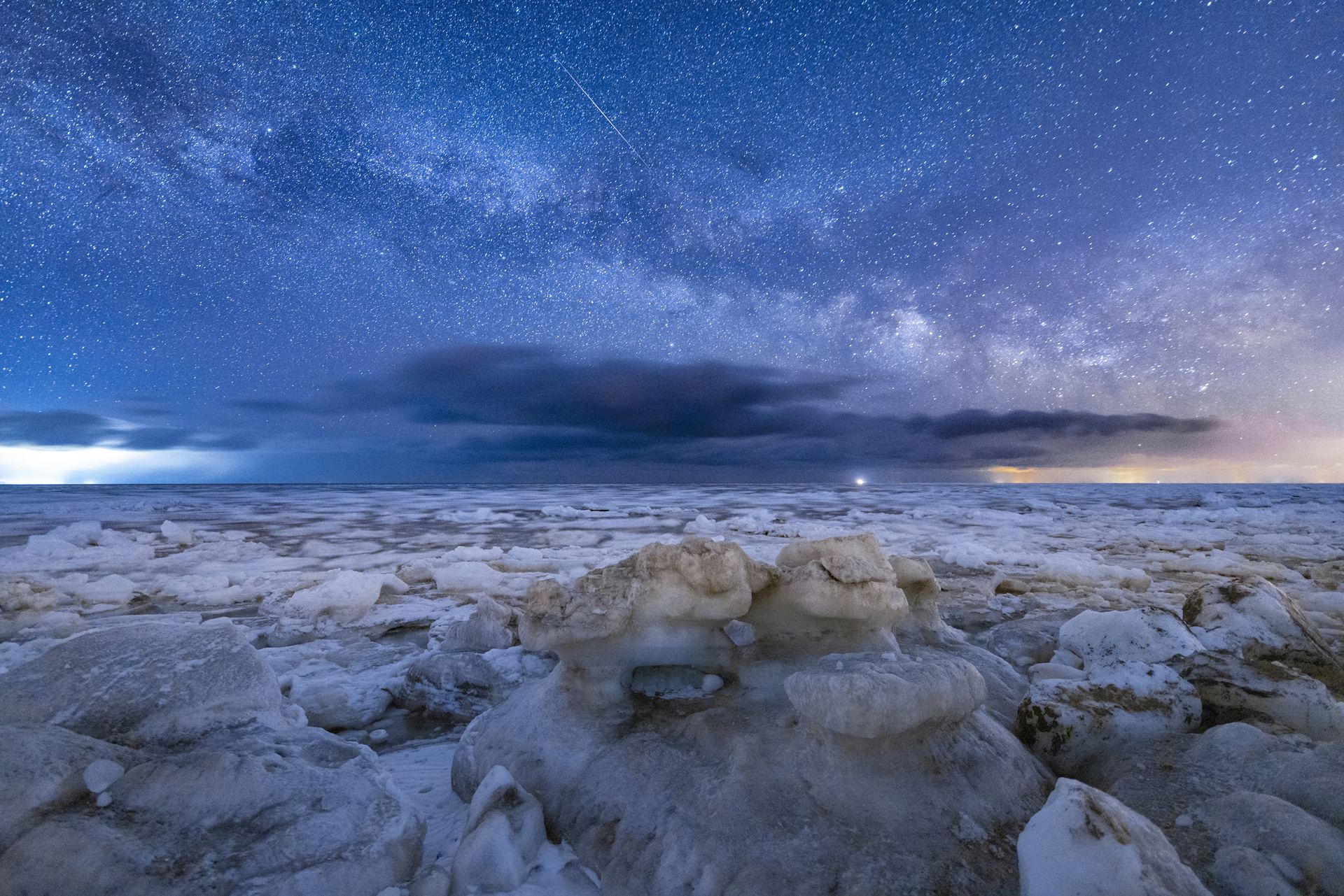 2月中旬から3月初旬にかけてのみ撮影できるオホーツク海の流氷と天の川。氷点下20℃の環境下でも、固くなることなく、ロックの操作がスムーズ。ストレスフリーで撮影できた<br><span class="fnt-85">キヤノン EOS R5／SIGMA 14mm F1.8 DG HSM｜Art／14mm／マニュアル露出（F2、1/30秒）／ISO 4000／WB：3,500K</span>