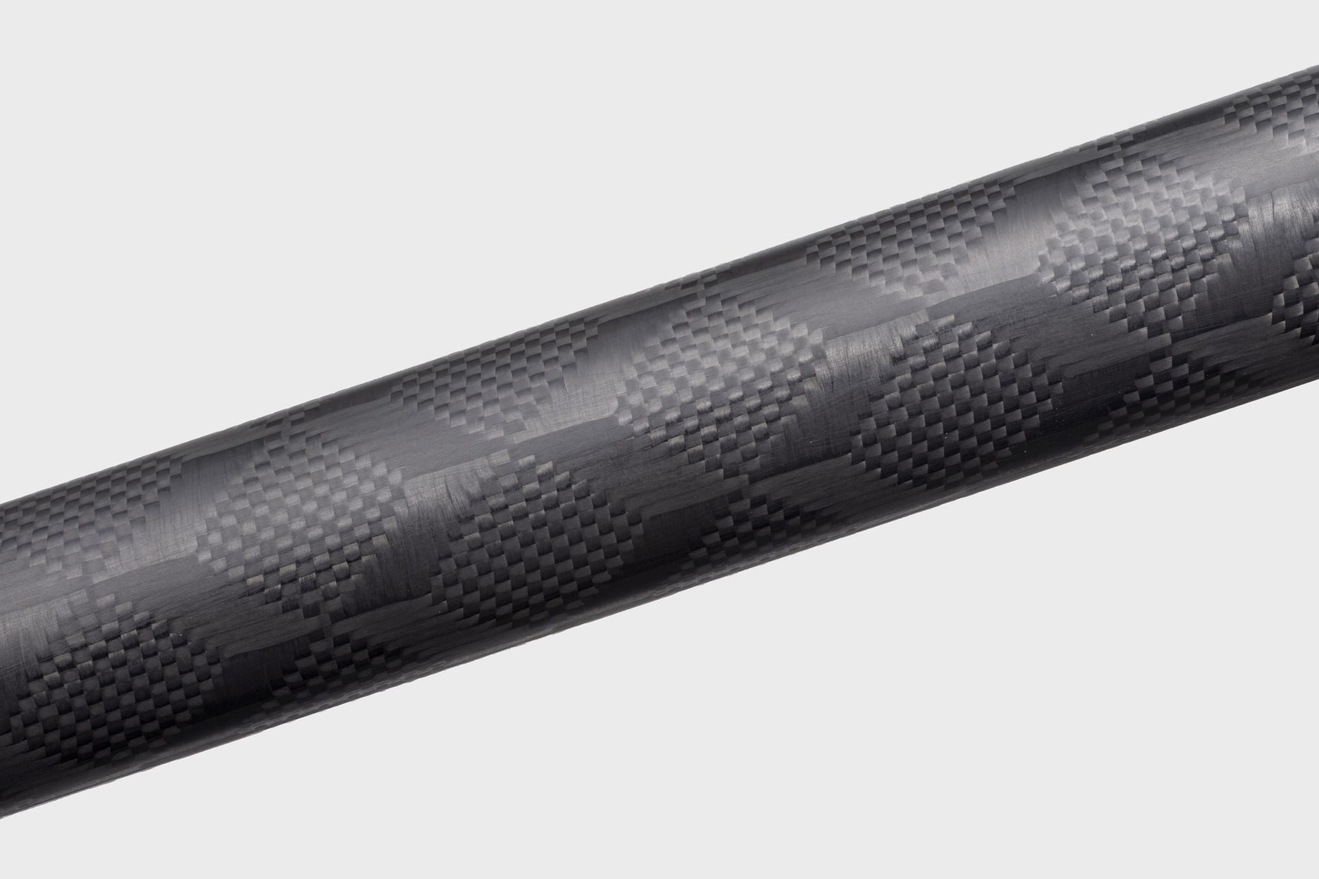 粗悪なカーボン素材では、低温下では割れてしまうなどのリスクがあるが、10層巻きの強靭なカーボン素材を使用している本三脚は、耐久性が高い