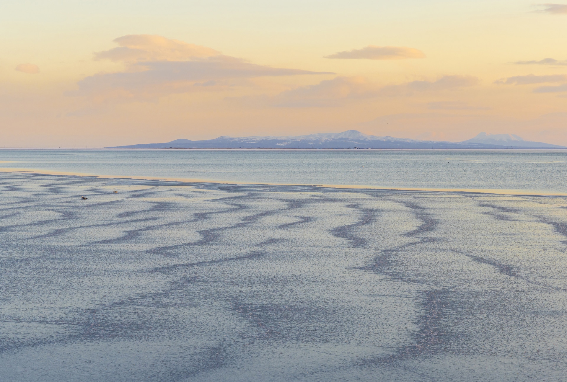 野付半島に沿ってオホーツク海の反対側に広がる野付湾は、冬場には凍結する。夜の強風によって、美しい氷紋が描き出されていた。最大脚径36mmの安定感は、足元の悪い環境でも効果大だ<br><span class="fnt-85">キヤノン EOS R5／RF24-105mm F4 L IS USM／81mm／マニュアル露出（F7.1、1/250秒）／ISO 400／WB：5,500K</span>