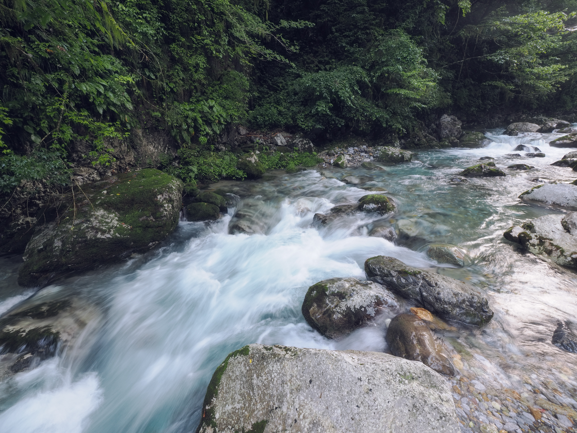 撮影：藤原嘉騎<br><span class="fnt-85">OM-1 Mark II／M.ZUIKO DIGITAL ED 7-14mm F2.8 PRO／7mm（14mm相当）／マニュアル露出（1/8秒、F8.0）／ISO 200</span>
