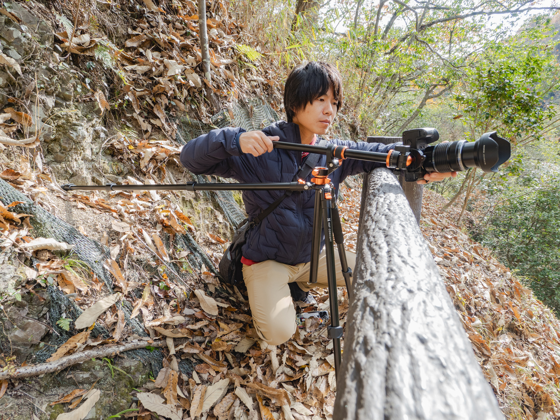 脚の1つを120°に開脚、センターポールを手すりに乗せてカメラを固定
