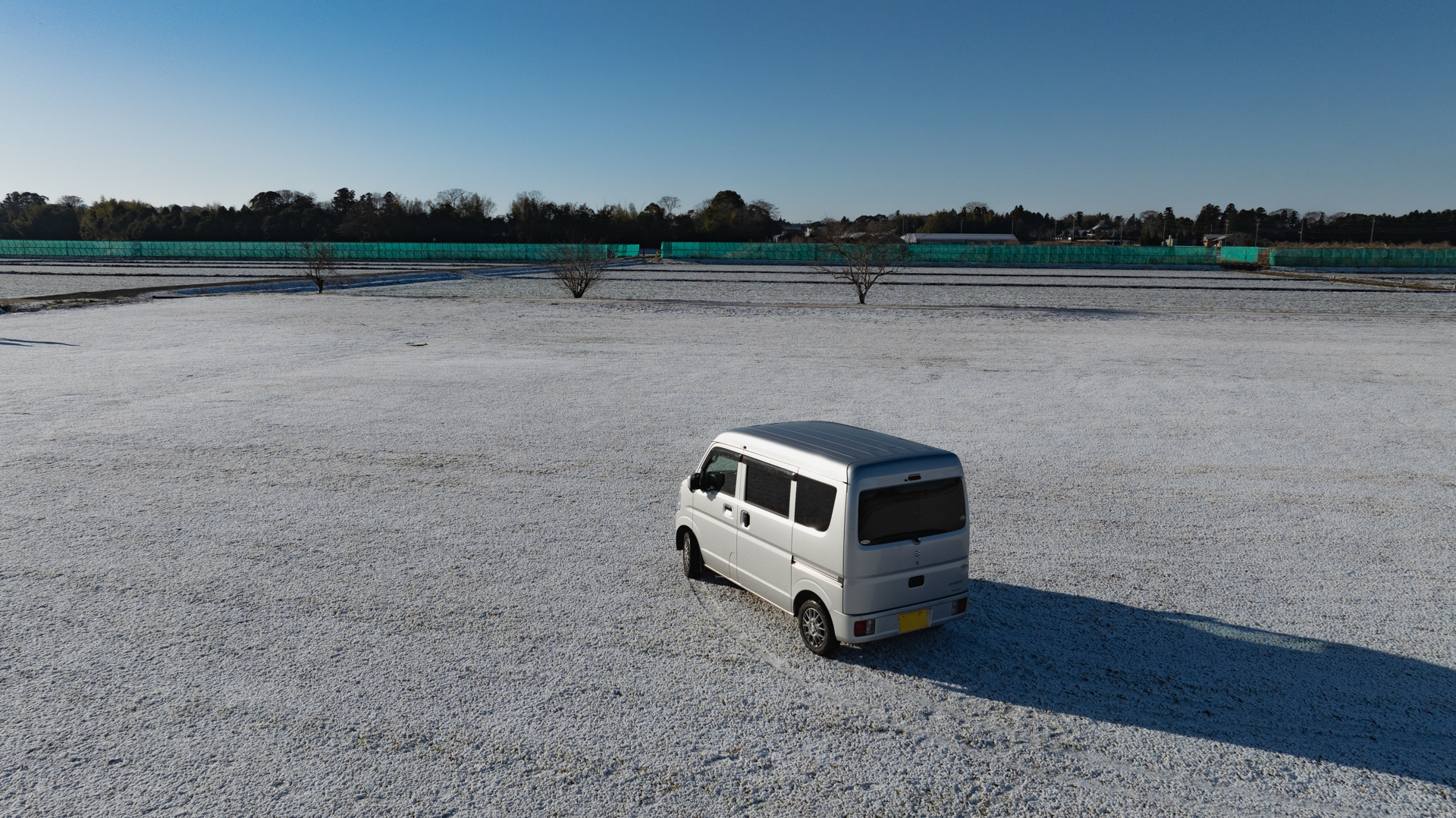 1月12日は関東で雪が降った。短い時間でたくさん降ったよね。その翌日、僕が通う九十九里のラジコン飛行場での一枚。一面真っ白で塩湖みたいだ