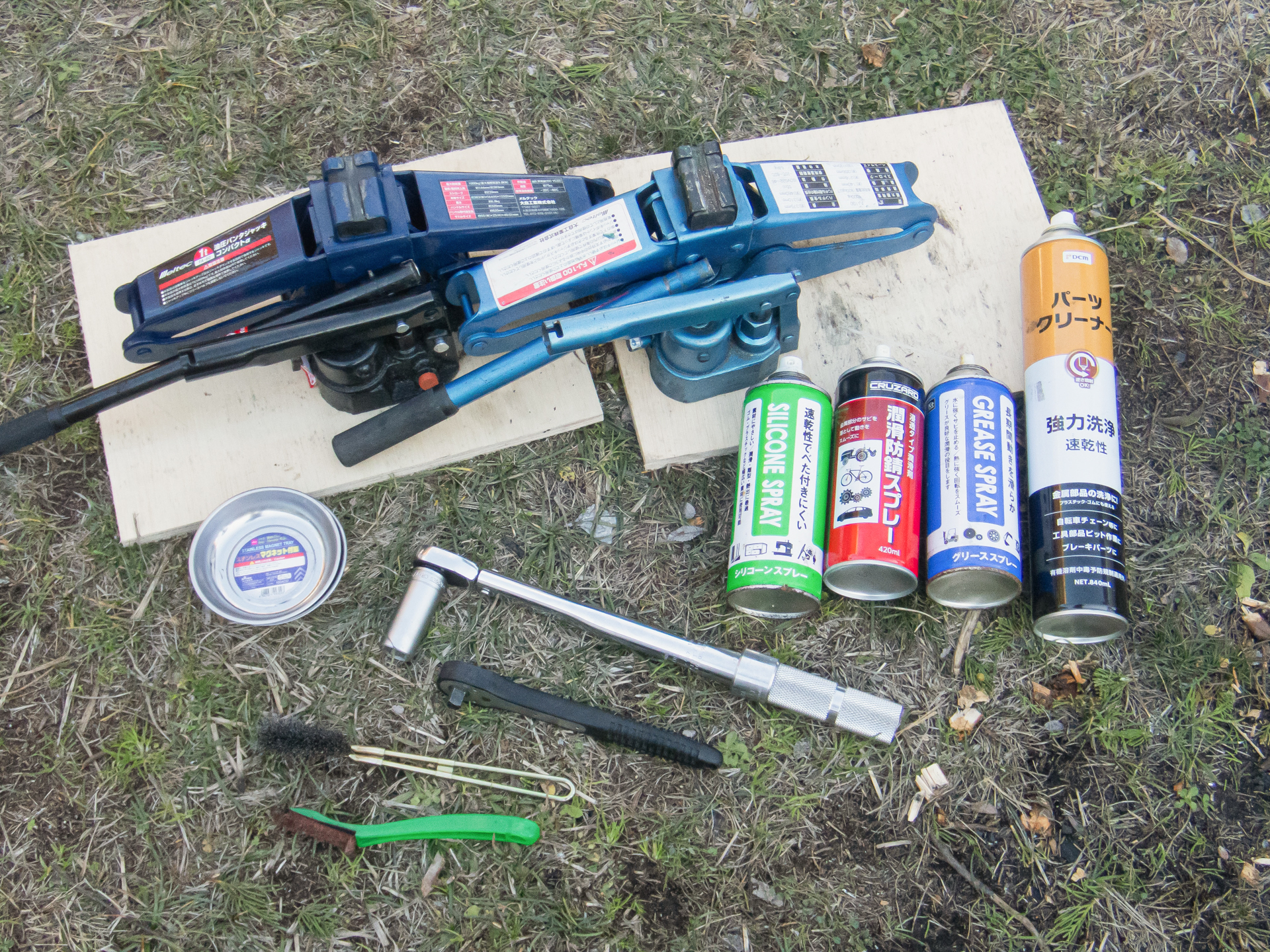 交換に使った道具。油圧ジャッキ2台、コンパネ（ベニヤ板）、ケミカル類、トルクレンチ、ラチェットレンチ、ワイヤーブラシなど
