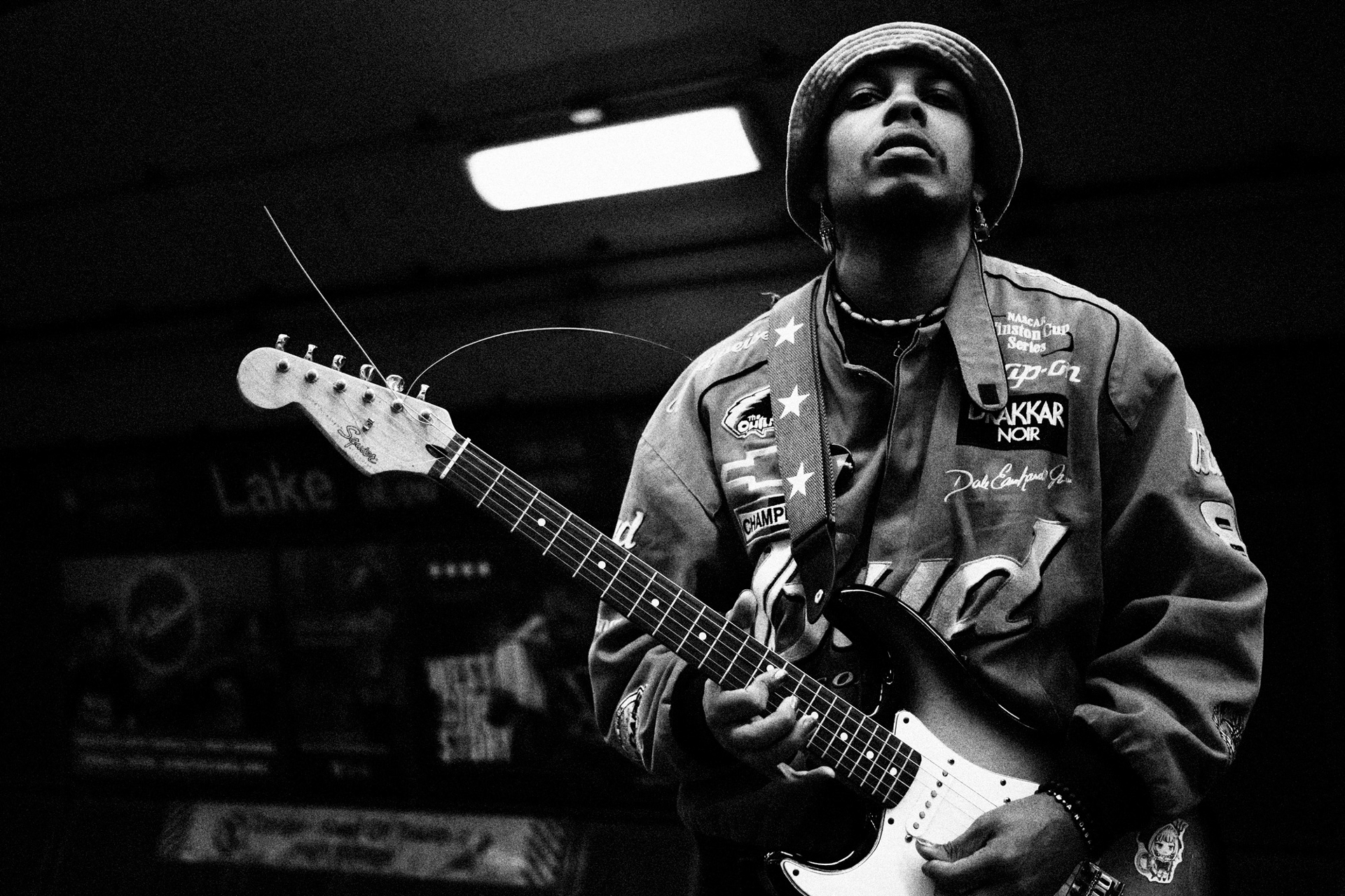 地下鉄駅でジミ・ヘンドリックスばりにギターを弾くストリートミュージシャンの少年<br><span class="fnt-85">LUMIX G9PROII／LEICA DG VARIO-SUMMILUX 10-25mm / F1.7 ASPH.／25mm（51mm相当）／絞り優先AE（1/2,000秒、F1.8、−2EV）／ISO 6400</span>