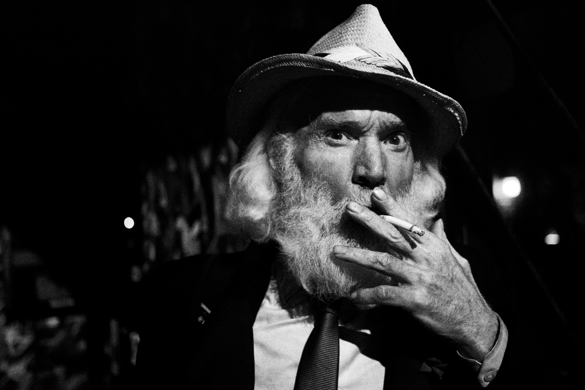 バーの前に雰囲気のある男が佇んでいた。声をかけてフォトセッションになった<br><span class="fnt-85">LUMIX G9PROII／LEICA DG VARIO-SUMMILUX 10-25mm / F1.7 ASPH.／23mm（47mm相当）／絞り優先AE（1/1,600秒、F1.7、−1.3EV）／ISO 12800</span>