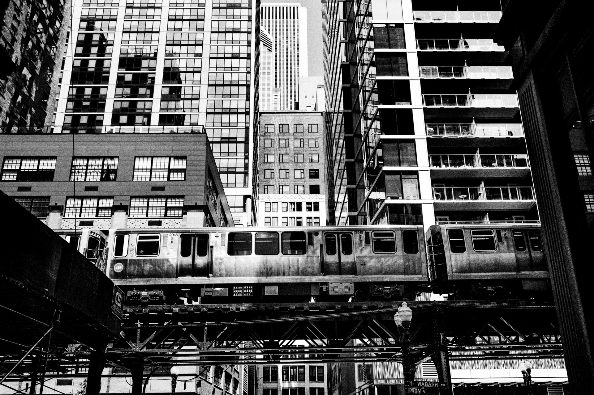 ループと言う愛称で呼ばれるシカゴ名物の高架鉄道。車両が通り過ぎるタイミングを待って撮影<br><span class="fnt-85">LUMIX G9PROII／LEICA DG VARIO-SUMMILUX 10-25mm / F1.7 ASPH.／16mm（33mm相当）／絞り優先AE（1/1,600秒、F9.0、±0.0EV）／ISO 1600</span>