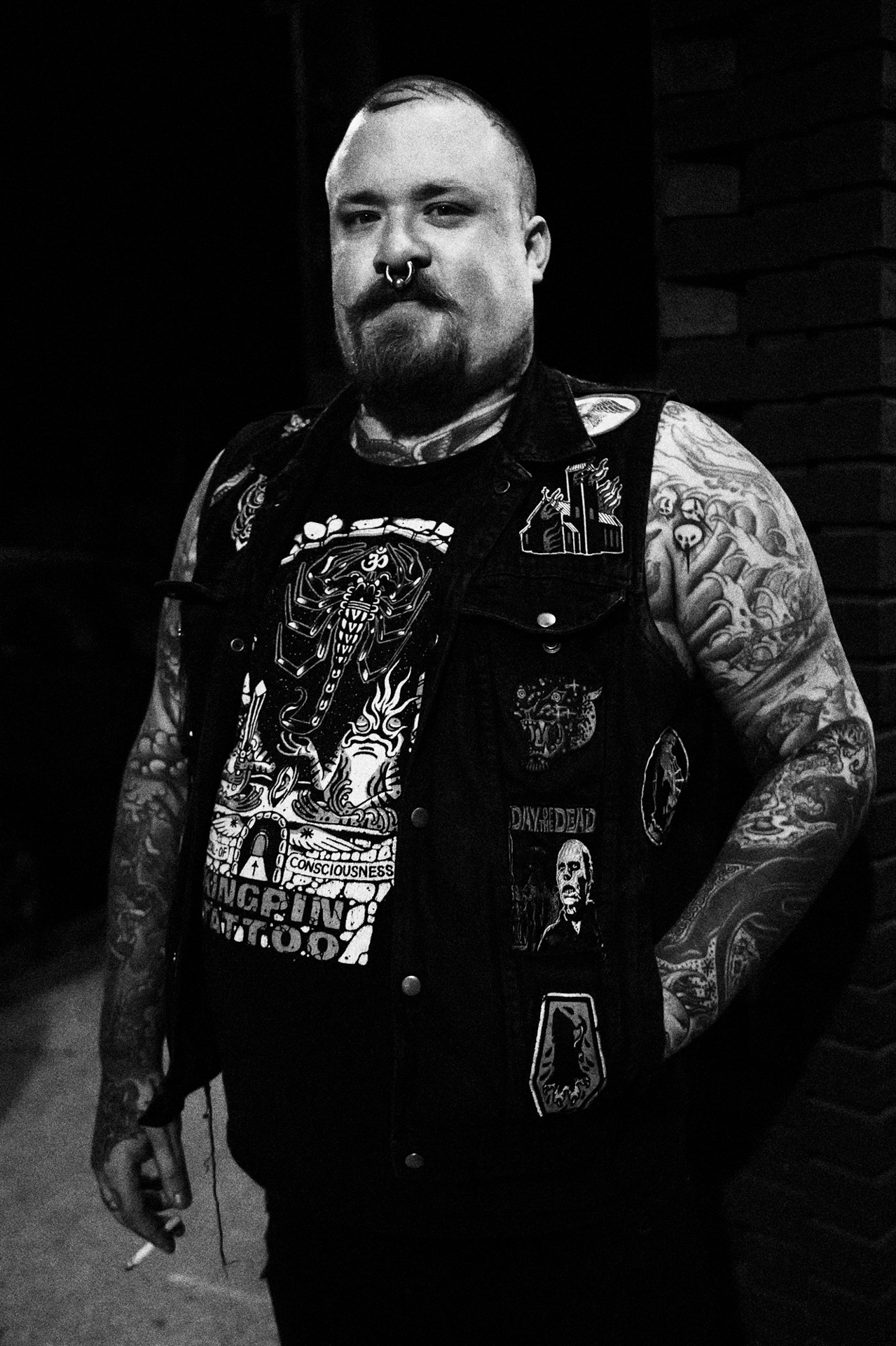 彼の職業はタトゥーの彫り師。迫力あるルックスに気圧されたが気さくな人物だった<br><span class="fnt-85">LUMIX G9PROII／LEICA DG VARIO-SUMMILUX 10-25mm / F1.7 ASPH.／19mm（39mm相当）／絞り優先AE（1/640秒、F1.7、−1.3EV）／ISO 6400</span>