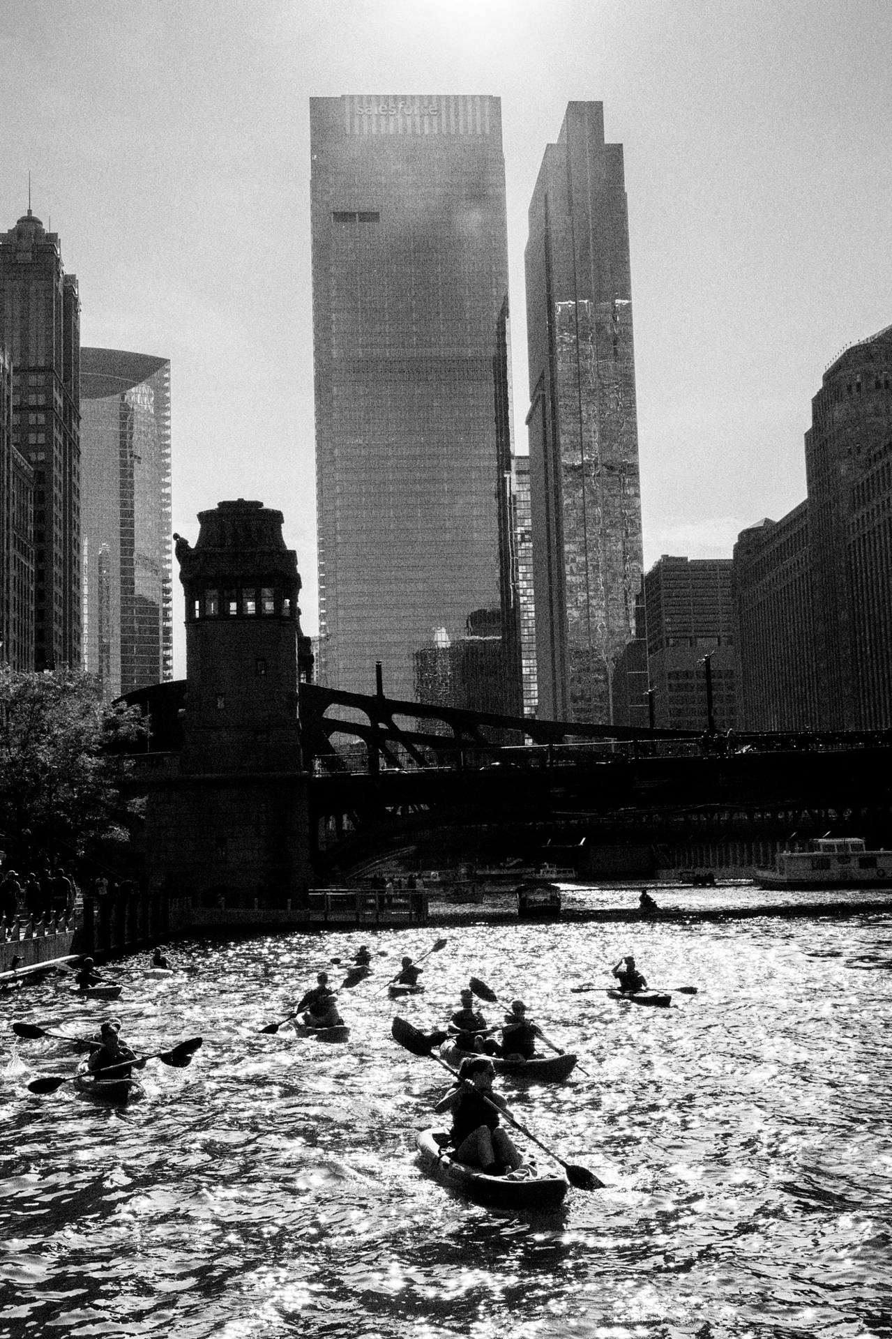 シカゴは運河の街だ。高層ビル群の中を縦横に流れる運河でカヌーを漕ぐ集団<br><span class="fnt-85">LUMIX G9PROII／LEICA DG VARIO-SUMMILUX 10-25mm / F1.7 ASPH.／21mm（43mm相当）／絞り優先AE（1/6,400秒、F6.3、−0.3EV）／ISO 800</span>