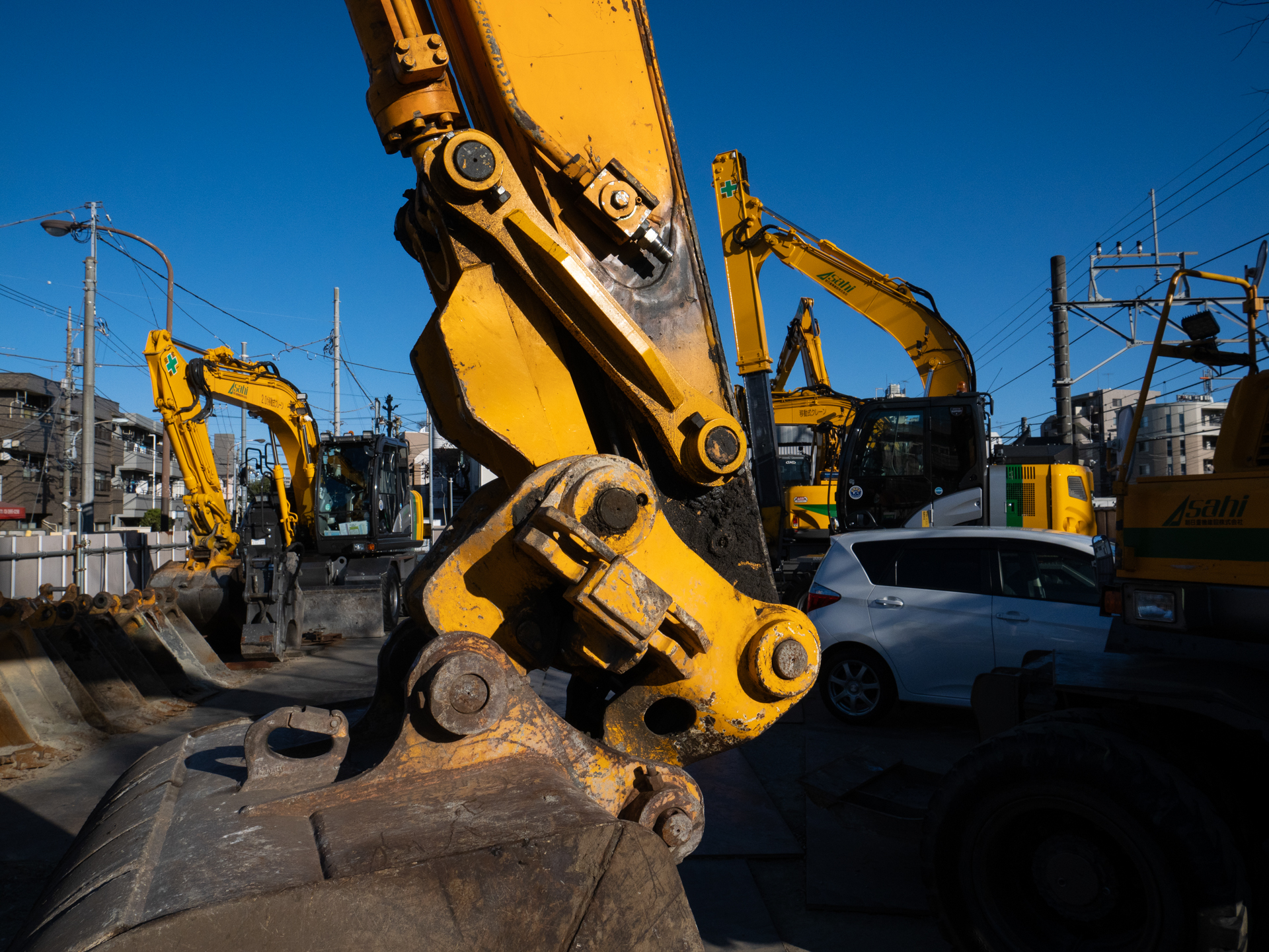 その昔、建機の広告の仕事をしていたので街中でこうした建機を見るとつい撮影しちゃいます。青空に黄色が映えるわけです<br>LUMIX G9PROII／LEICA DG VARIO-ELMARIT 12-60mm / F2.8-4.0 ASPH. / POWER O.I.S.／プログラムAE（12mm・F8・1/2,000秒・-1EV）／ISO 400