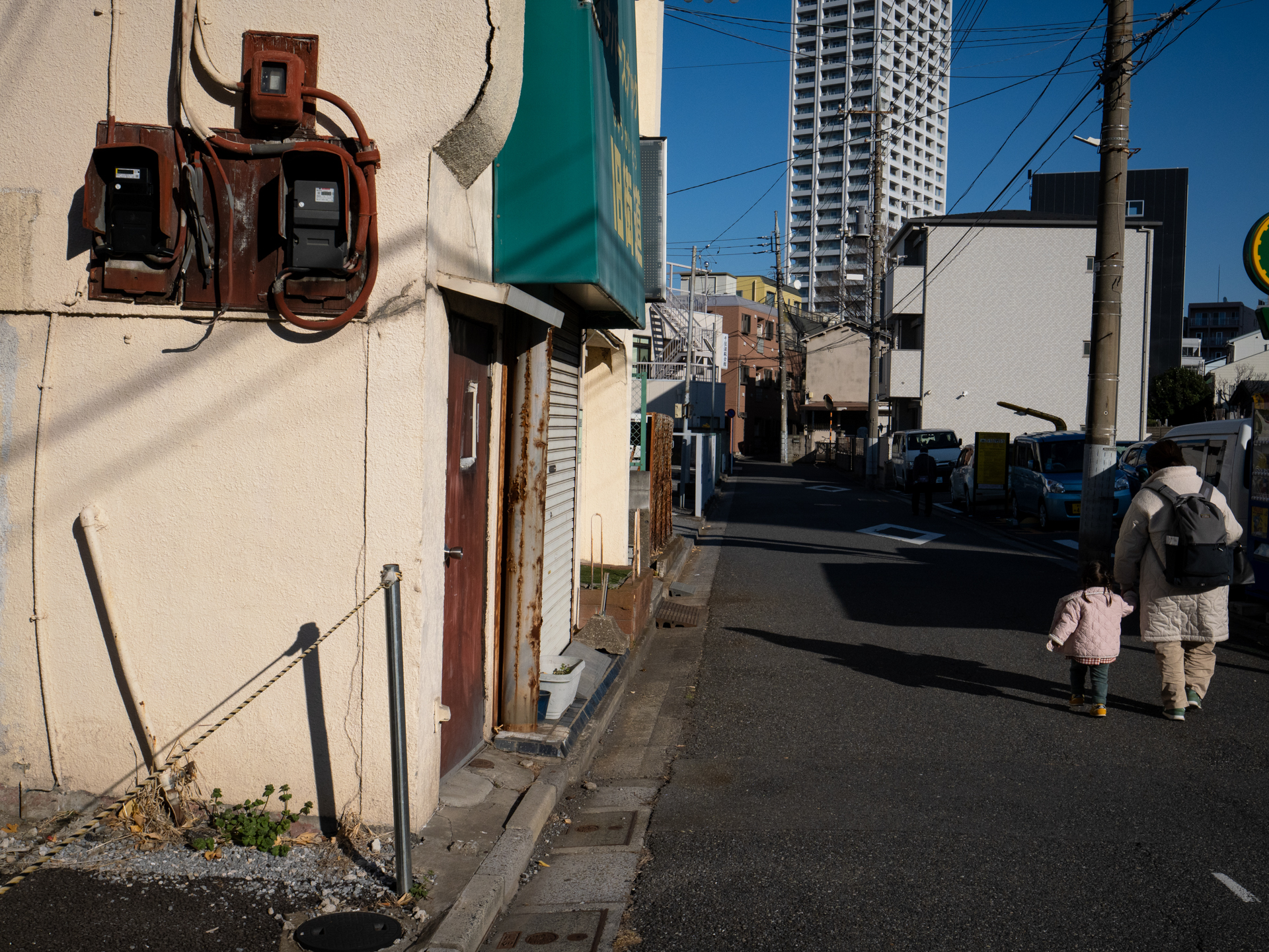 順光ベタという筆者の好きな光でありますが、G9PROIIは、後ろ姿の二人を見つけてそちらにフォーカシングしようとしたので、タッチAFで左の壁にフォーカシングしました<br>LUMIX G9PROII／LEICA DG VARIO-ELMARIT 12-60mm / F2.8-4.0 ASPH. / POWER O.I.S.／プログラムAE（18mm・F8・1/2,000秒・±0EV）／ISO 400