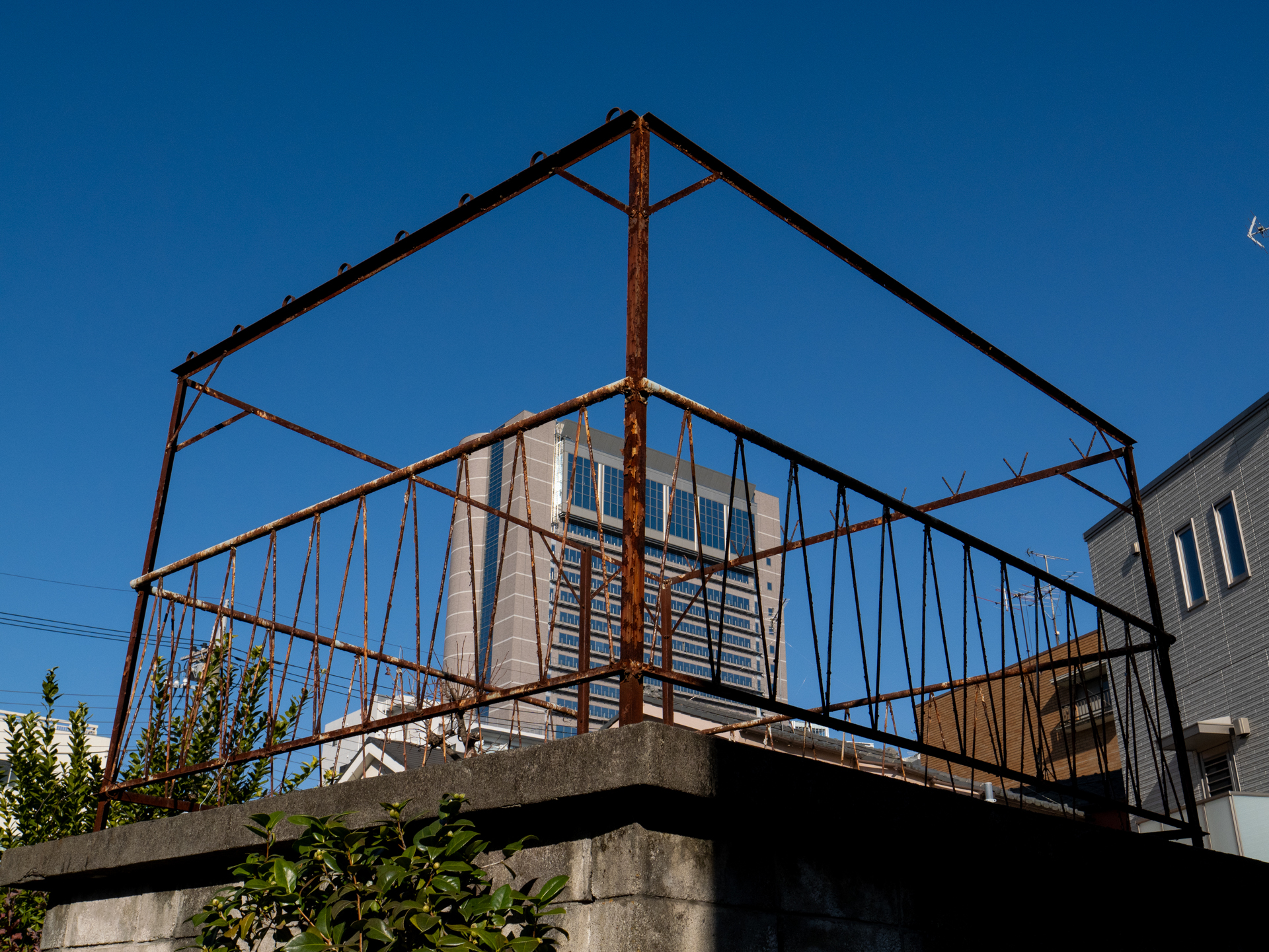 物干し台も見なくなりましたねえ。AFの自動選択に任せたら、奥にフォーカスせず、手前の手すりに張り付いたようにフォーカシングしました。すごいです<br>LUMIX G9PROII／LEICA DG VARIO-ELMARIT 12-60mm / F2.8-4.0 ASPH. / POWER O.I.S.／プログラムAE（17mm・F8・1/1,600秒・-0.7EV）／ISO 400