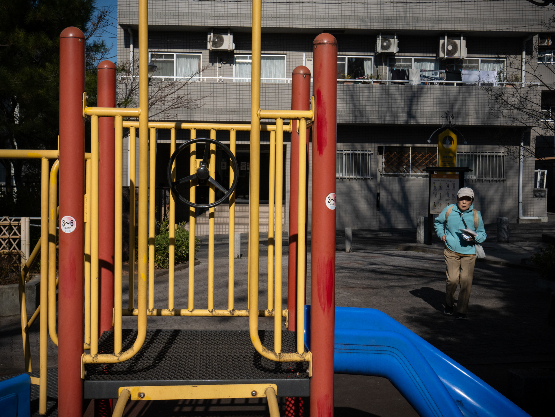 まっすぐなものはまっすぐに写らないとイヤという律儀な性格のレンズですね。いや、ボディ側も協力しているのかもしれませんが、真面目なヤツです<br>LUMIX G9PROII／LEICA DG VARIO-ELMARIT 12-60mm / F2.8-4.0 ASPH. / POWER O.I.S.／プログラムAE（25mm・F8・1/2,500秒・-1EV）／ISO 400