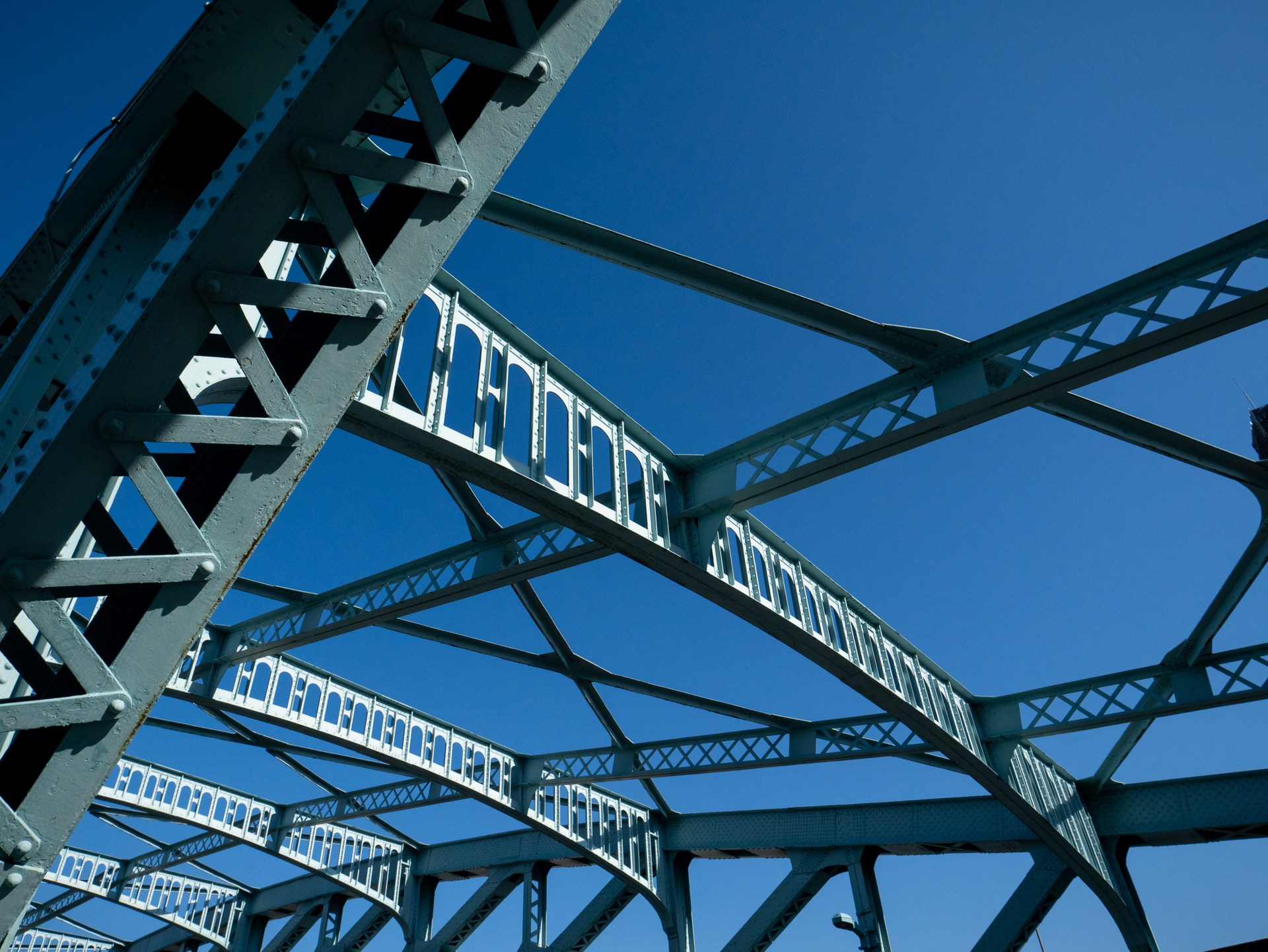 さて、こういう時、G9PROIIのフォーカスはどこに行くのかなと思ったらちゃんと左手前の鉄骨に合焦するわけです<br>LUMIX G9PROII／LEICA DG VARIO-ELMARIT 12-60mm / F2.8-4.0 ASPH. / POWER O.I.S.／プログラムAE（12mm・F8・1/2,000秒・-1EV）／ISO 400