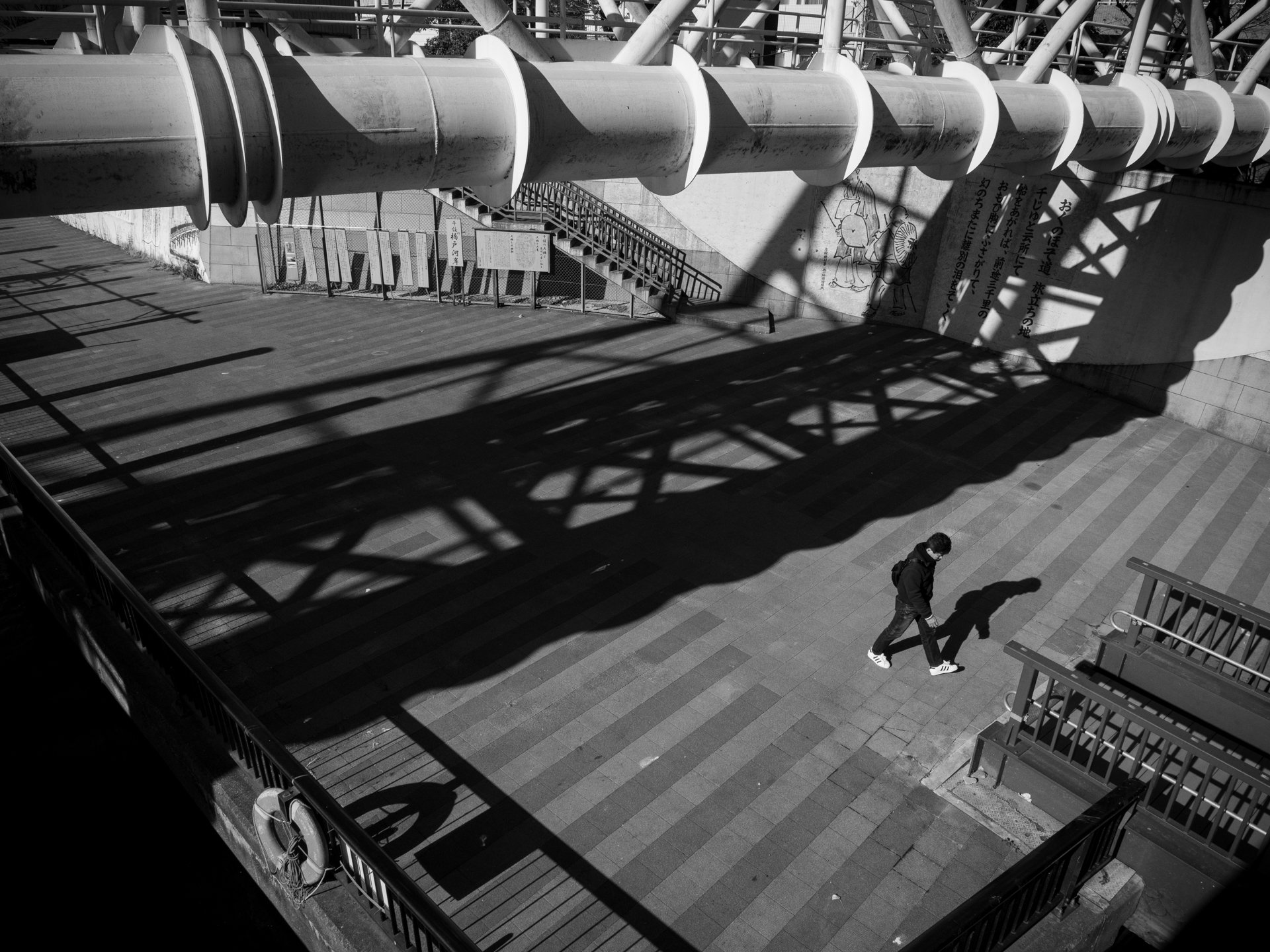 モノトーンぽい景色でしたのでモノクロに変換しましたが、ここでも優等生ぶりを発揮しますね。シャドーの調子も素晴らしい。黎明期のフォーサーズ機なんか困ったもんなあ<br>LUMIX G9PROII／LEICA DG VARIO-ELMARIT 12-60mm / F2.8-4.0 ASPH. / POWER O.I.S.／プログラムAE（12mm・F8・1/1,600秒・-1EV）／ISO 400