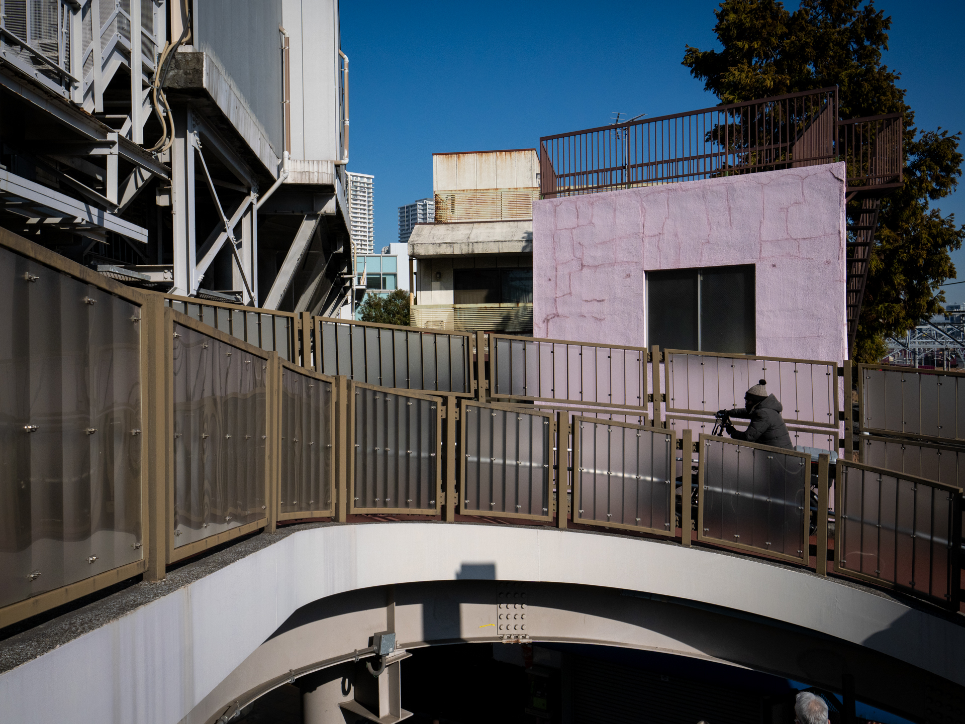 螺旋のスロープのある駅。面白いので撮影しましたが、おや、人がいますねとカメラが反応して合焦しにいくわけです。もっともワイド端ではそんな必要もないんですけど<br>LUMIX G9PROII／LEICA DG VARIO-ELMARIT 12-60mm / F2.8-4.0 ASPH. / POWER O.I.S.／プログラムAE（16mm・F6.3・1/4,000秒・-0.7EV）／ISO 400