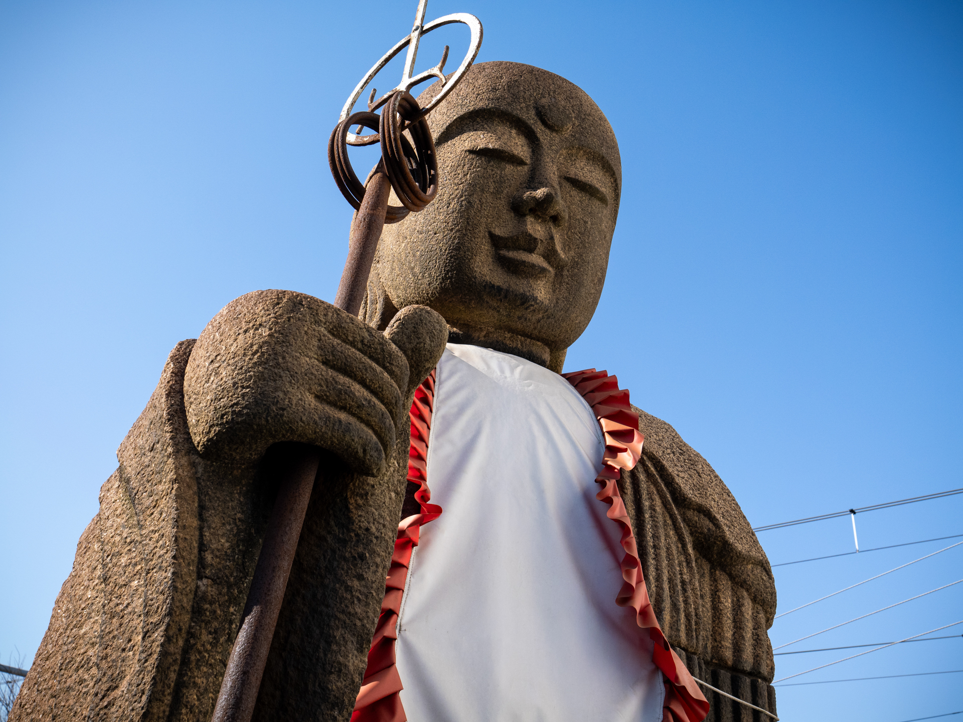 手前に白い建物があって、顔をのシャドー部をうまく起こしてくれています。自然のレフということです。おかげさまで品格の高い写真になりました。そうでもないか<br>LUMIX G9PROII／LEICA DG VARIO-ELMARIT 12-60mm / F2.8-4.0 ASPH. / POWER O.I.S.／絞り優先AE（18mm・F5.6・1/1,000秒・+0.7EV）／ISO 400