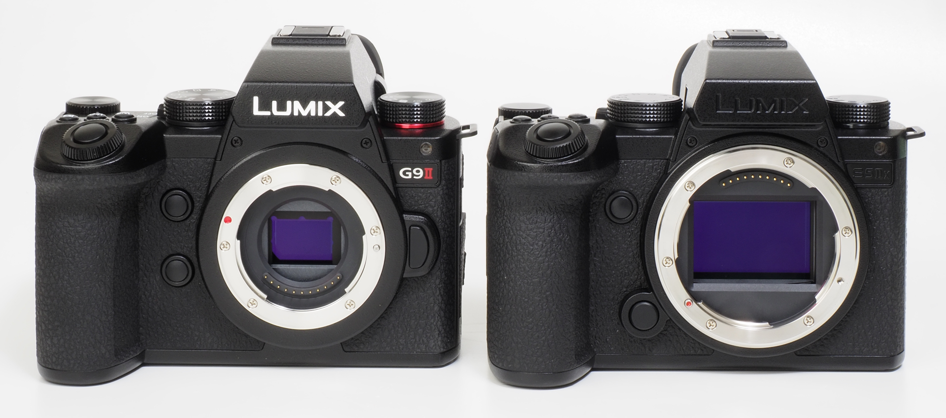 G9PROIIとS5IIXを比較してみます。外装は同じ大きさ、同じパーツを多用していますが、センサーとマウントの径の大きさには当然差がありますね。前面のボタンの位置関係も違います