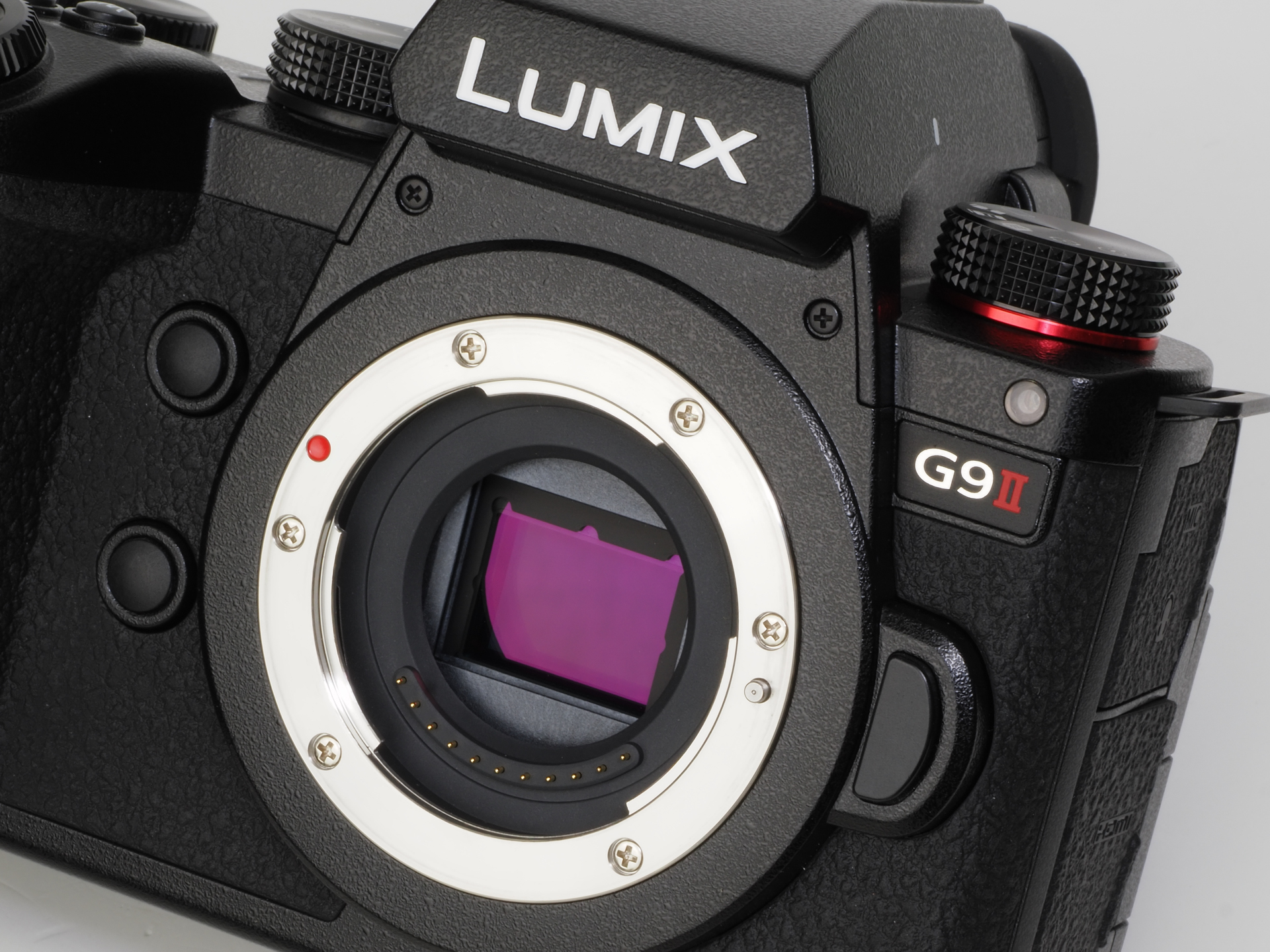 S5IIのマウント周りに化粧板を貼ってマイクロフォーサーズ機であることを、ごまかしたかのような印象はまったく感じさせないことはとても良いと思います。