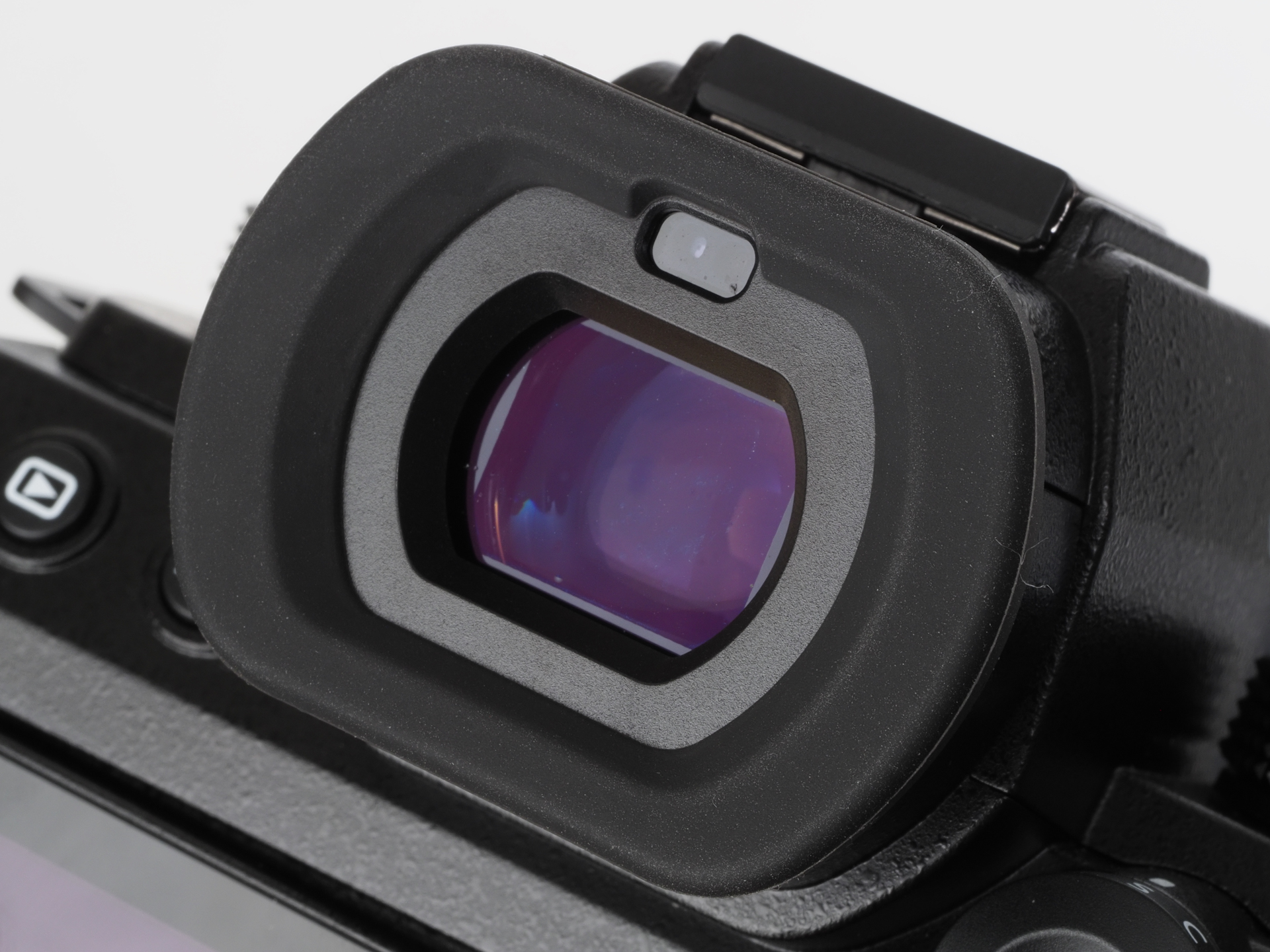ファインダーアイピースが思いきり大きくて好きですね、マイクロフォーサーズだから謙虚に小さく、なんてことは必要なしです