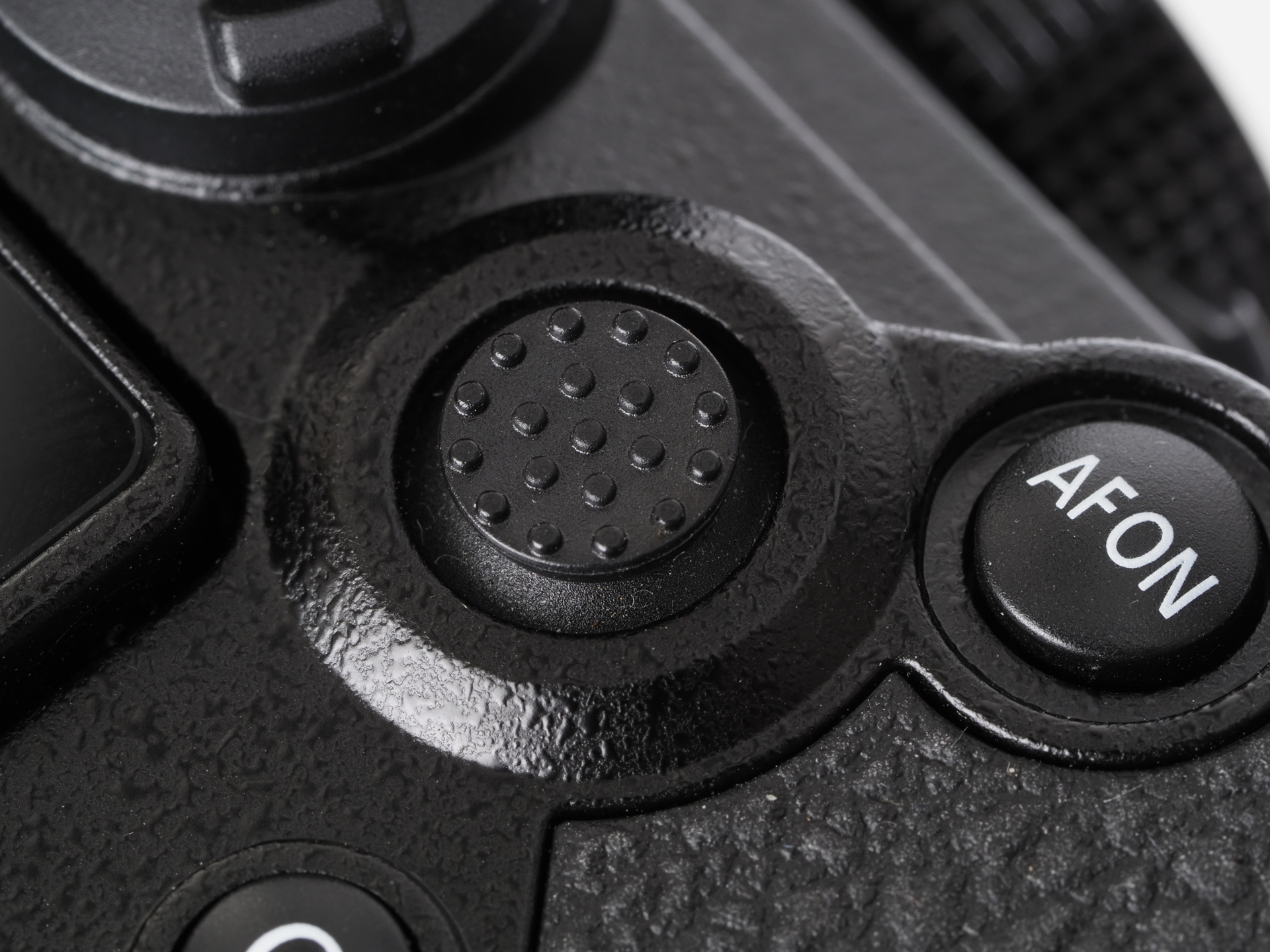 背面のグリグリですが、そう頻繁には使わなくなりました。AFの精度が高いので、「おいおい、それじゃねえだろう？」とカメラに向かって叫ぶことも少なくなりました