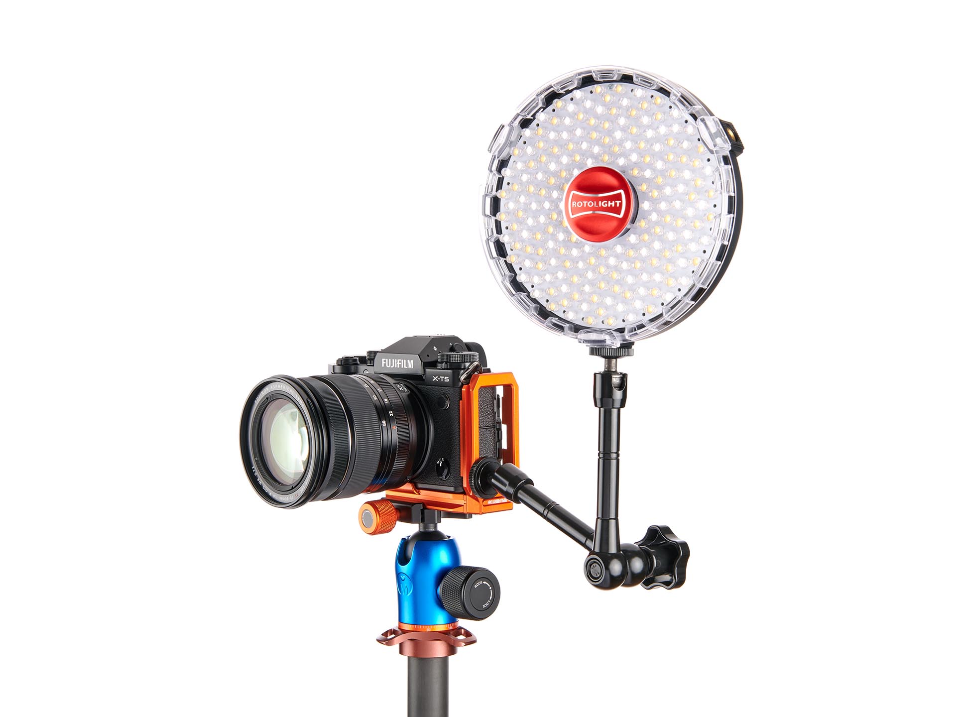 1/4ネジ穴を使用してライトなどを増設できる