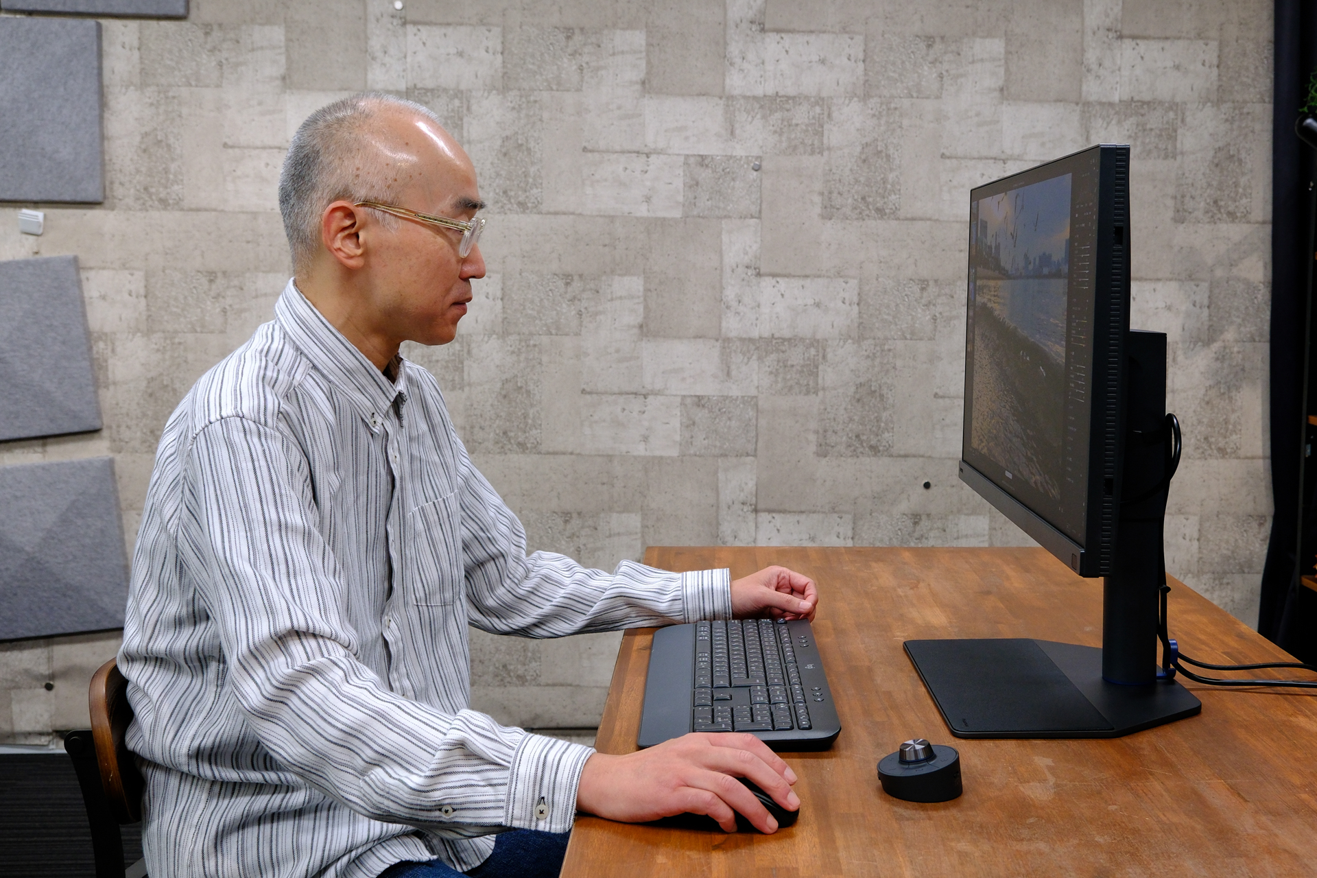 SW272Uを作業机に置くと写真のような距離感になる。パネルの対角線が70cm（約27インチ）なので、70cm離れた位置から眺めるとちょうどよい距離感だ。写真全体の見渡しがよく、作業がしやすい