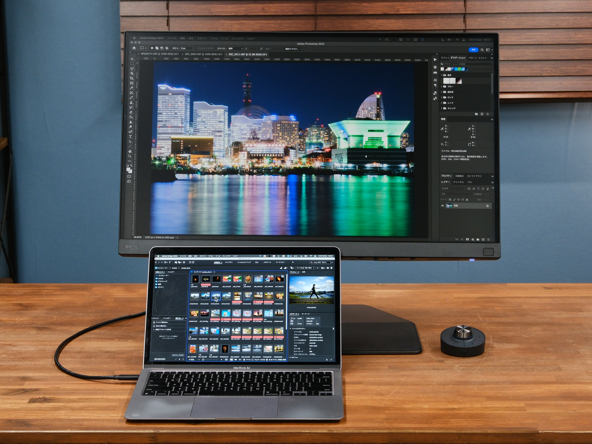 SW272UとノートパソコンをUSB Type-Cケーブルで接続。色が不確かなノートパソコンはサムネイル表示、SW272Uは写真の色を確認、などの使い方ができる。また、Type-C給電に対応したパソコンなら、ケーブル1本の接続で映像出力と充電の両方が可能だ