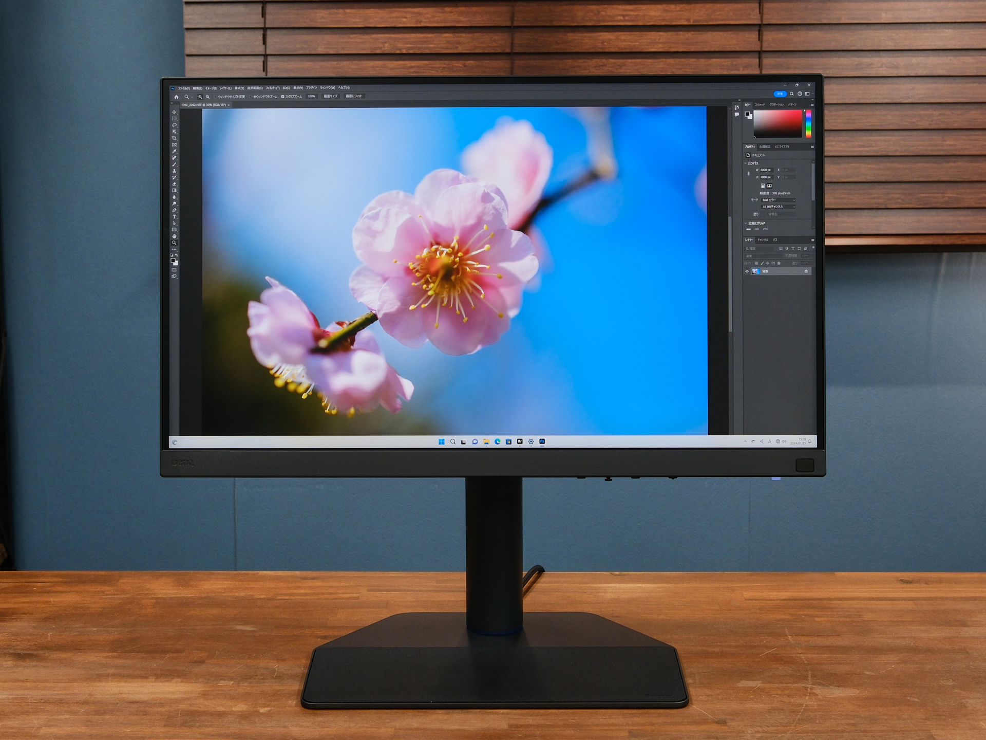 Adobe RGBの色空間で写真を表示した例。普通のモニターでは見ることができないブルー系の鮮やかさが美しい。パネルは完全な非光沢で、モニターに映し出された映像というよりも、高級なマット紙にプリントしたような深みのある質感に見える