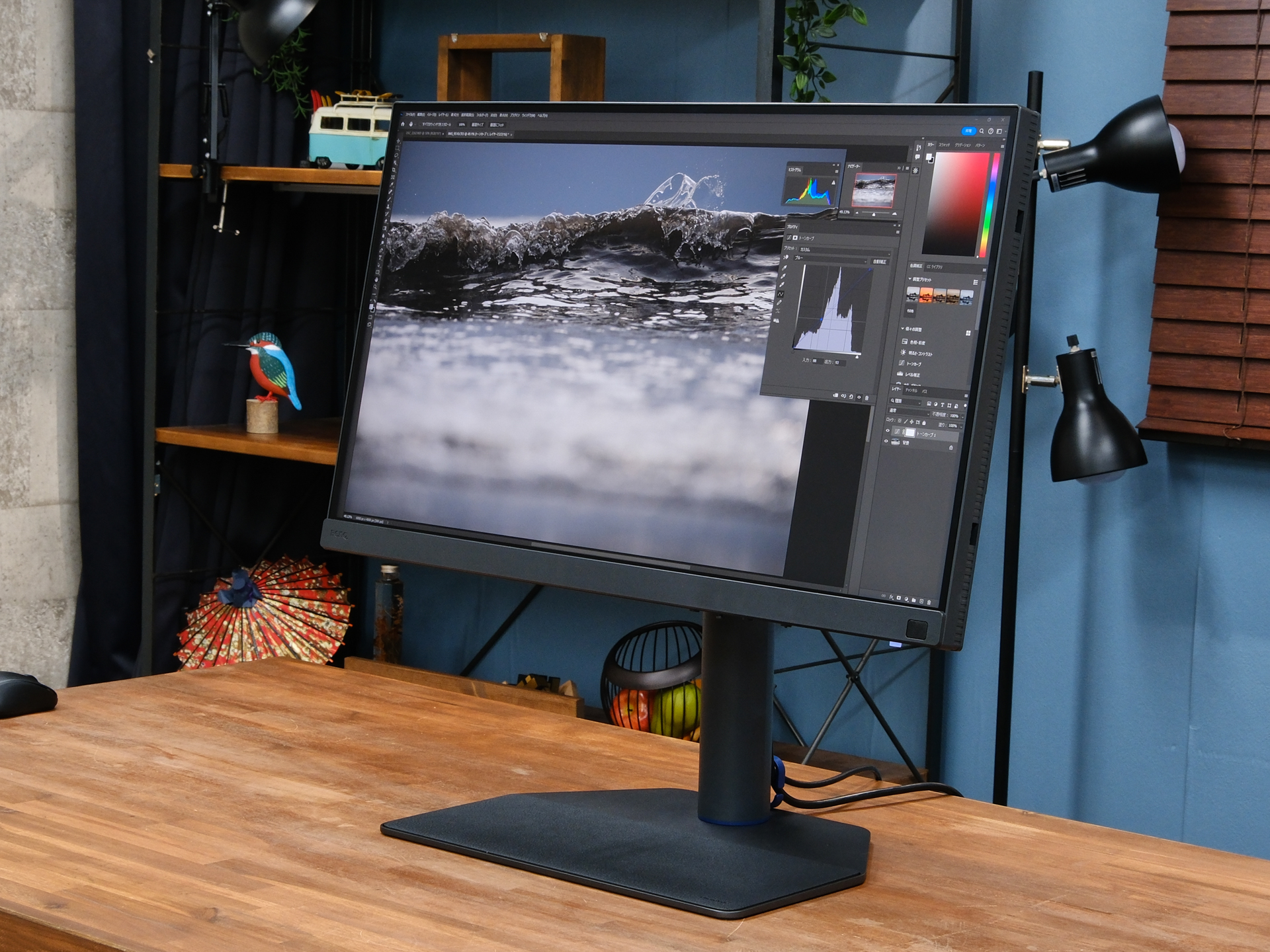 Photoshop CCで編集中の状況。モニターの設定は工場出荷状態のままだが、このまま仕事用の写真として納品できるくらいに色の精度が高い。それにしても、この角度から見ても色が変化しない画面は、高品質なプリントを貼り付けたような質感と美しさがある