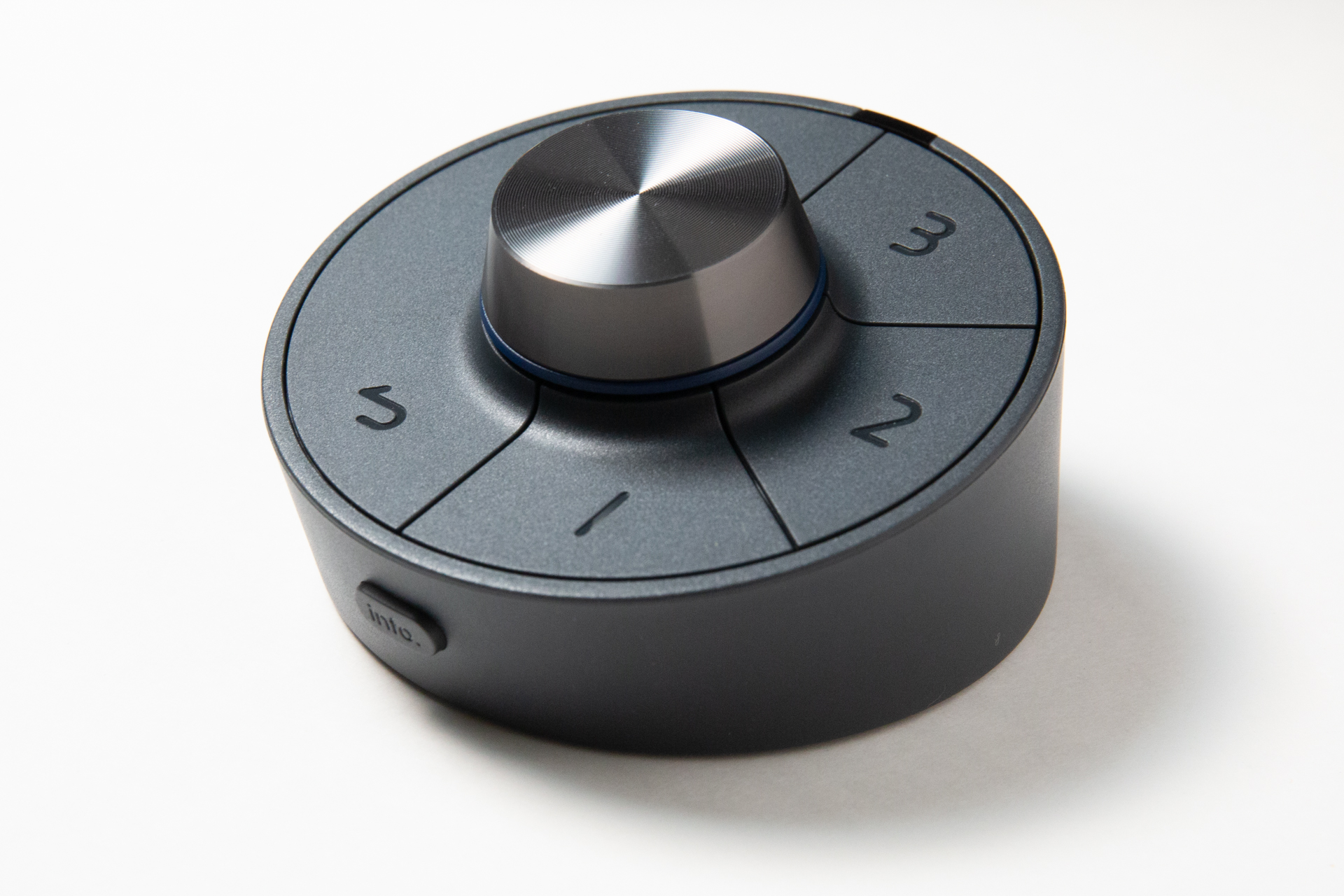 G3本体。丸い形状ながら傾斜があるため、手前が分かりやすい点もよく考えられている