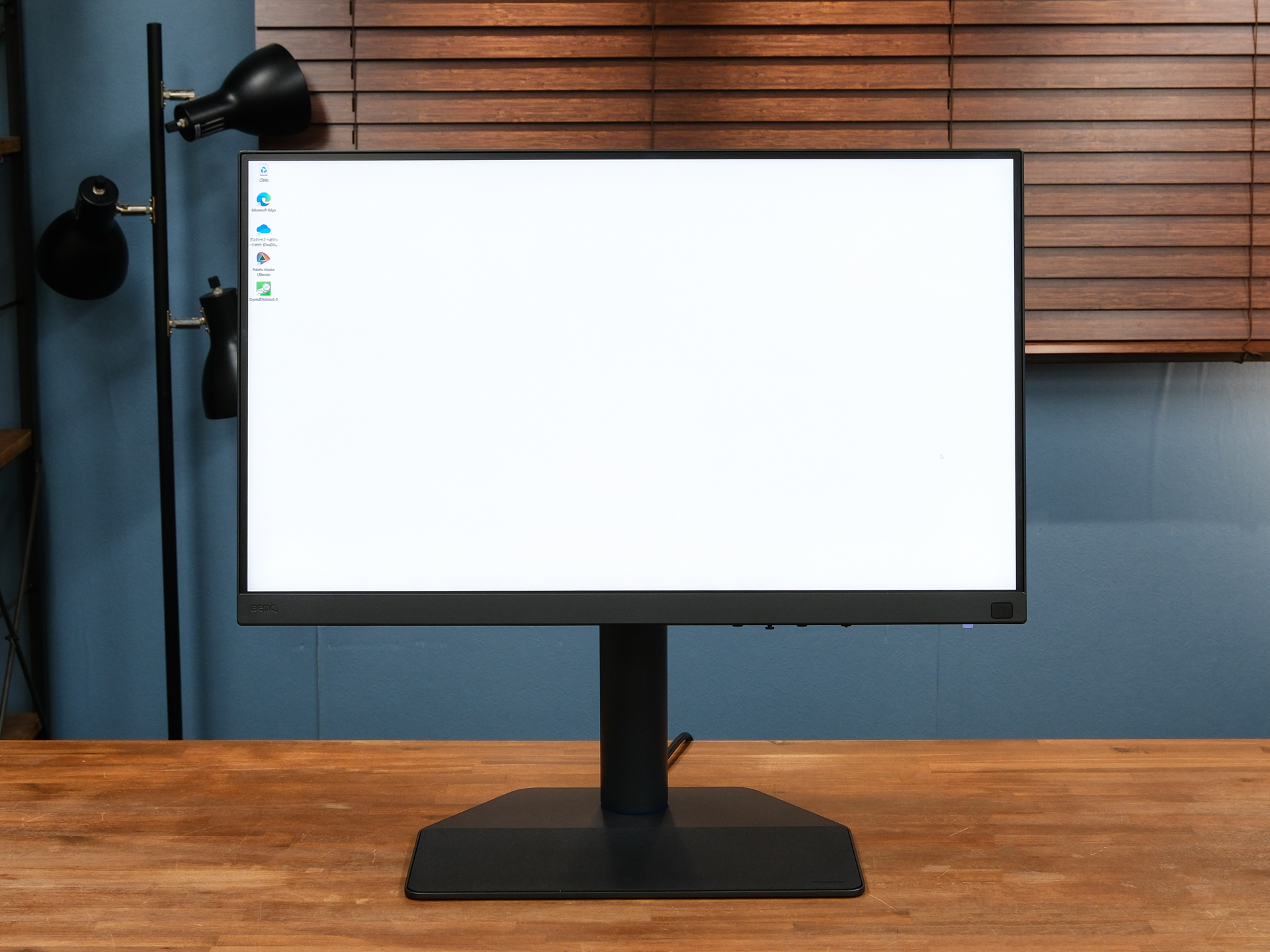 画面全体を色ムラが視認しやすい「白」で表示。SW272Uはパネル面が均一な色と明るさに調整されているため、フラットな白で表示されている