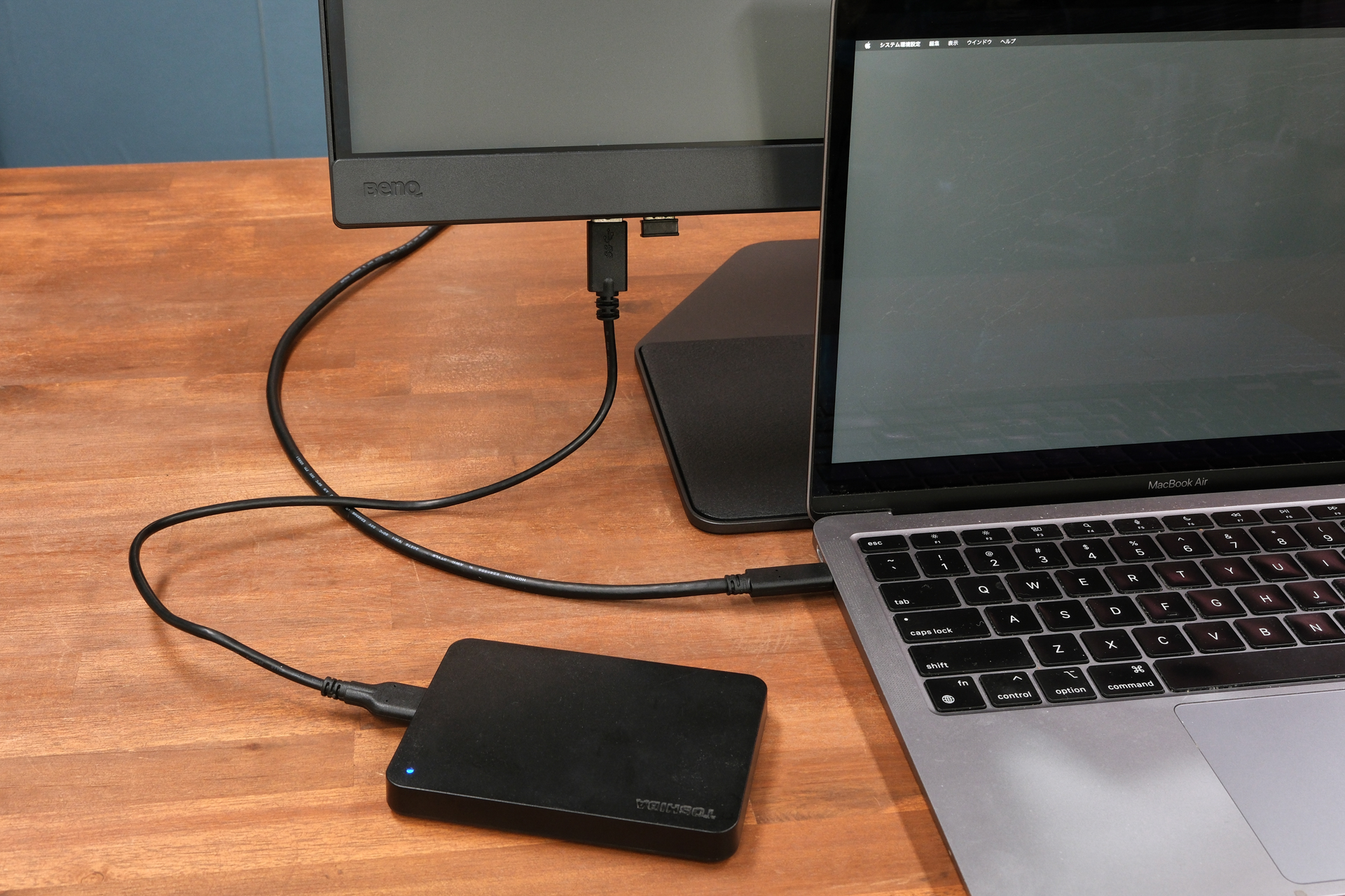 SW272UのUSB端子にHDDやレシーバーを接続しておけば、ノートパソコンをUSB Type-Cケーブルで接続するだけで周辺機器が使えるようになる