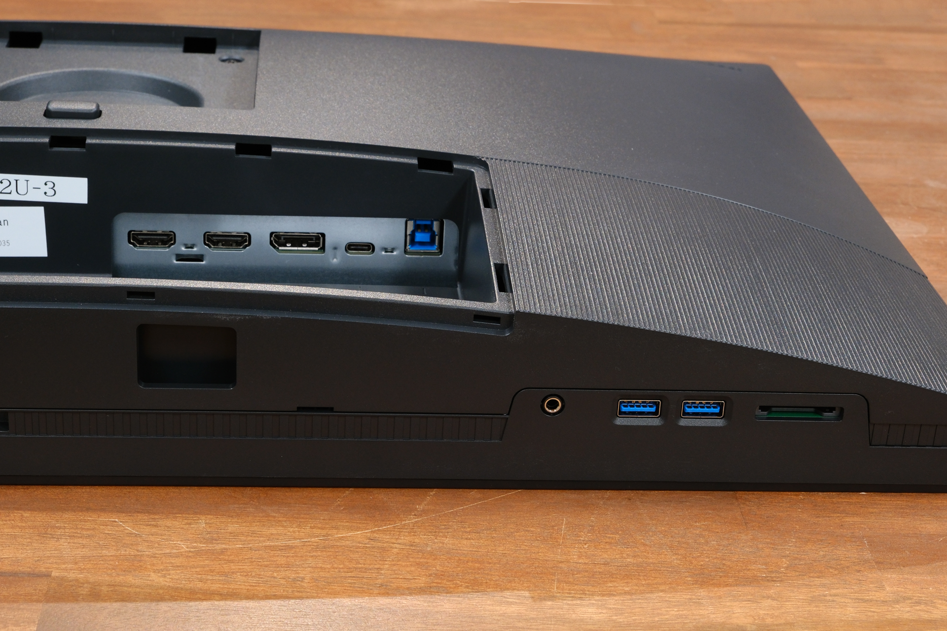 SW272Uの背面を下部から写したもの。組み立てるとHDMIやUSB Type-Cなどの映像入力端子（上部）はアクセスしづらい位置にあるので注意したい。モニターの下面には、イヤホン端子、USB3.1端子、SDカードリーダーが搭載されている