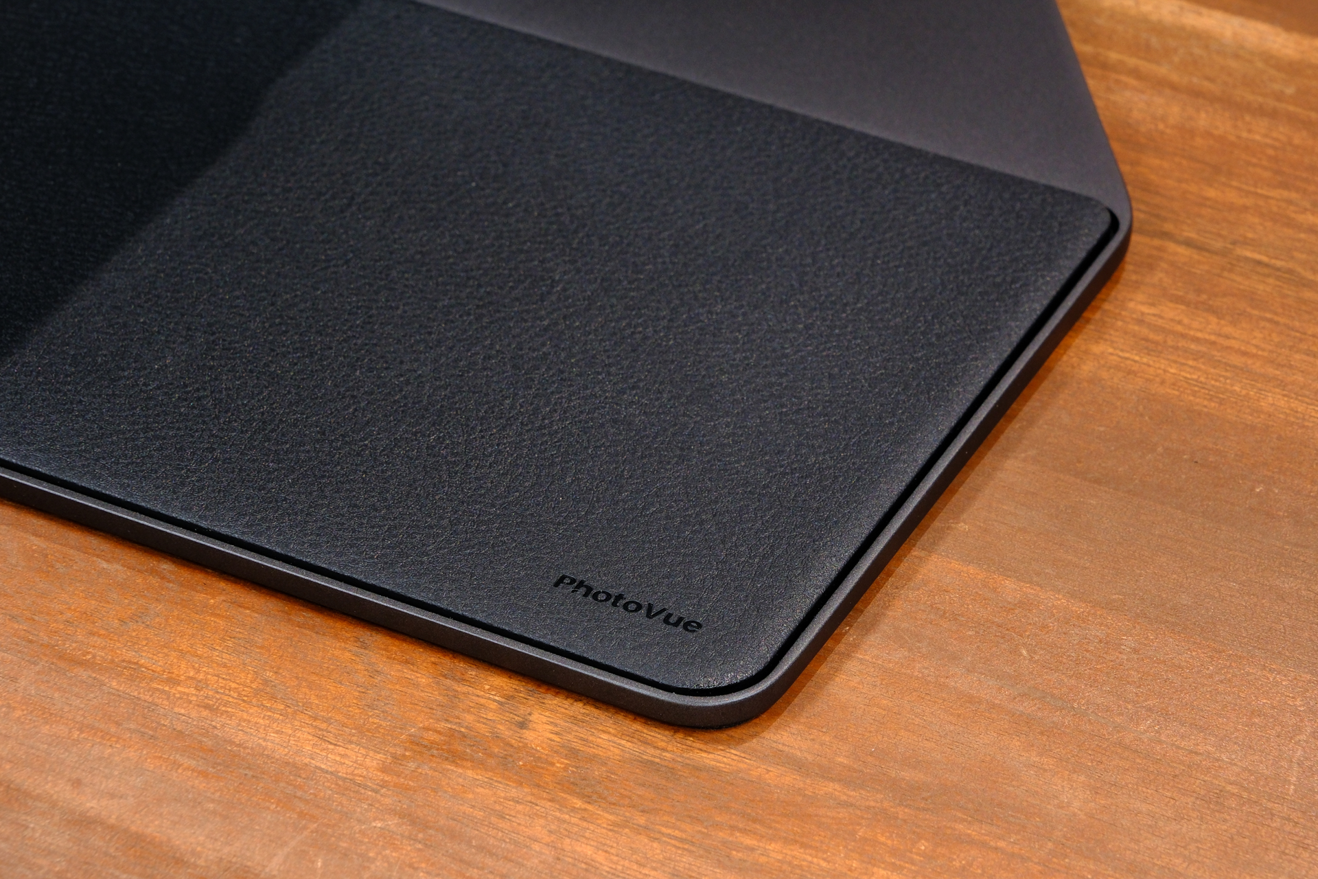 スタンドのベース部分はカメラのグリップのようなしぼ加工が施され、高級感が漂うとともに、ものを置いたときのすべり止めの役割も果たす。ベース部が薄い平面だと、カメラや小物の置き場になるため非常に便利