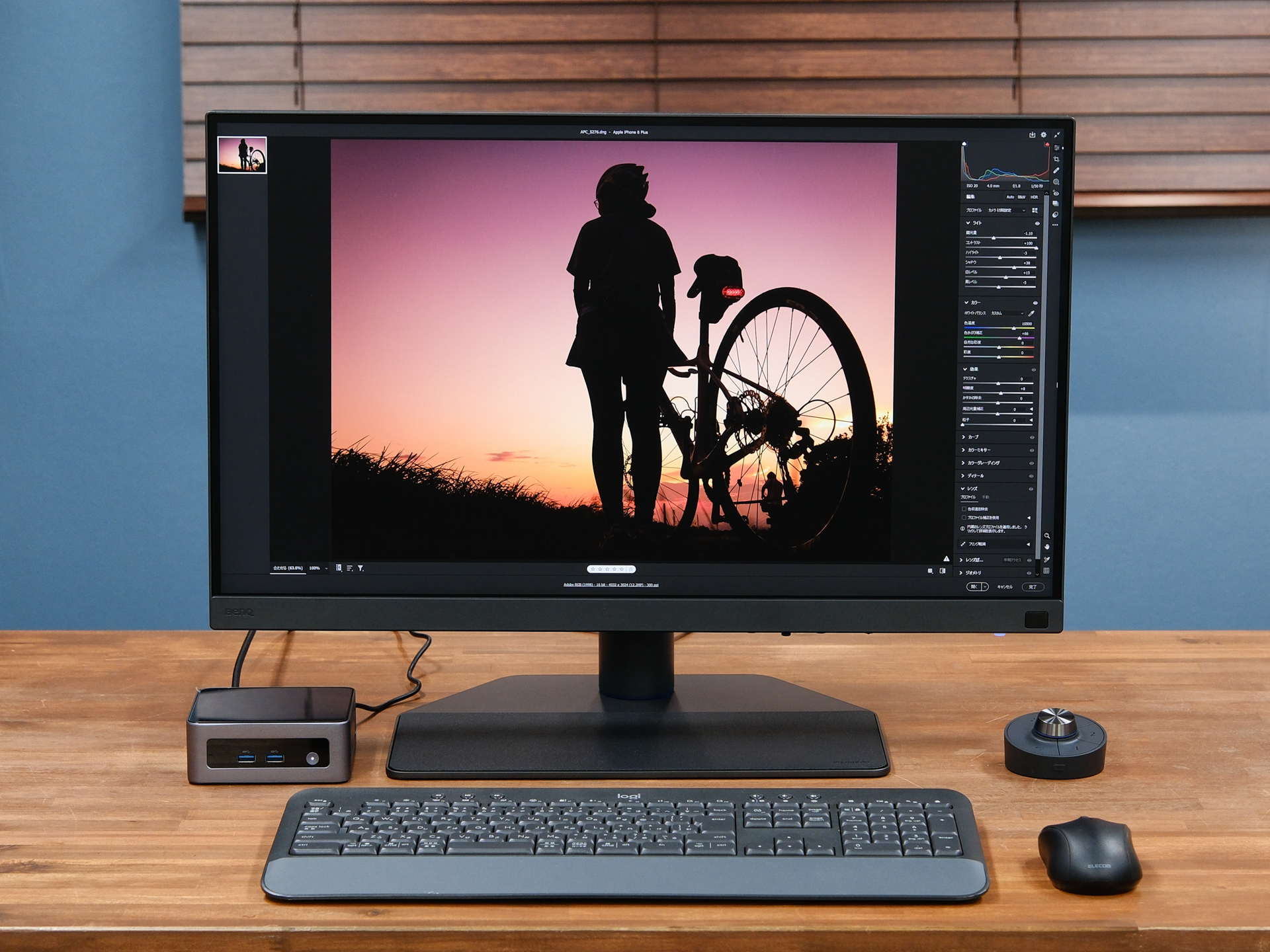 筆者おススメの環境は、SW272U＋ミニPCの組み合わせ。手のひらサイズのミニPCは、SW272Uの下やベース部に置けば邪魔にならない。ノートパソコンに外付けモニターをつなげた作業環境は意外と「配置に困る」ので、パソコンを持ち歩かないのなら、コンパクトでコスパのよいミニPCを検討してみるとよいだろう