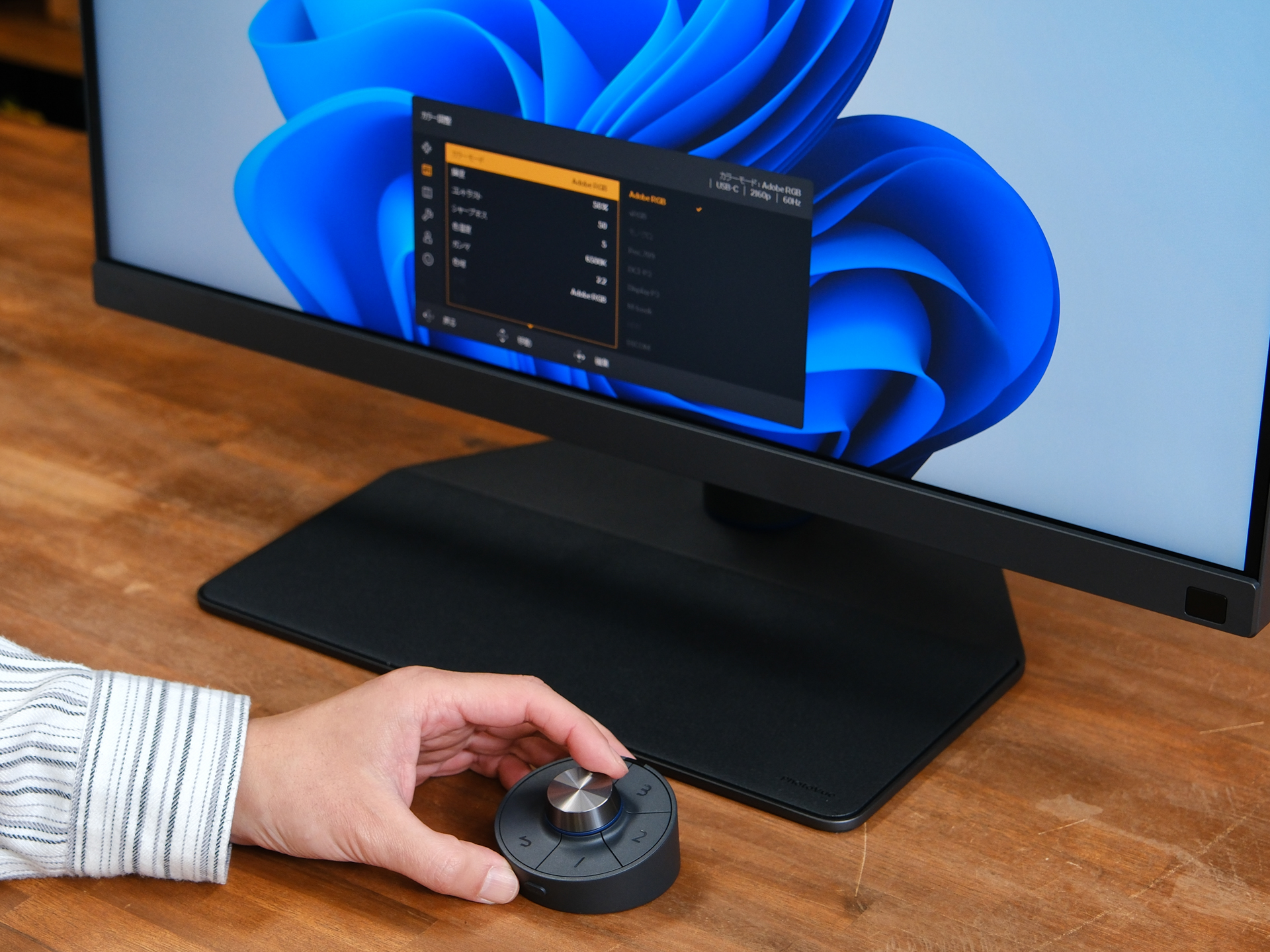 OSDを操作するリモコンのホットキーパックG3を使えば、手元のダイヤルとボタンを見ながらOSDメニュー画面を操作できる