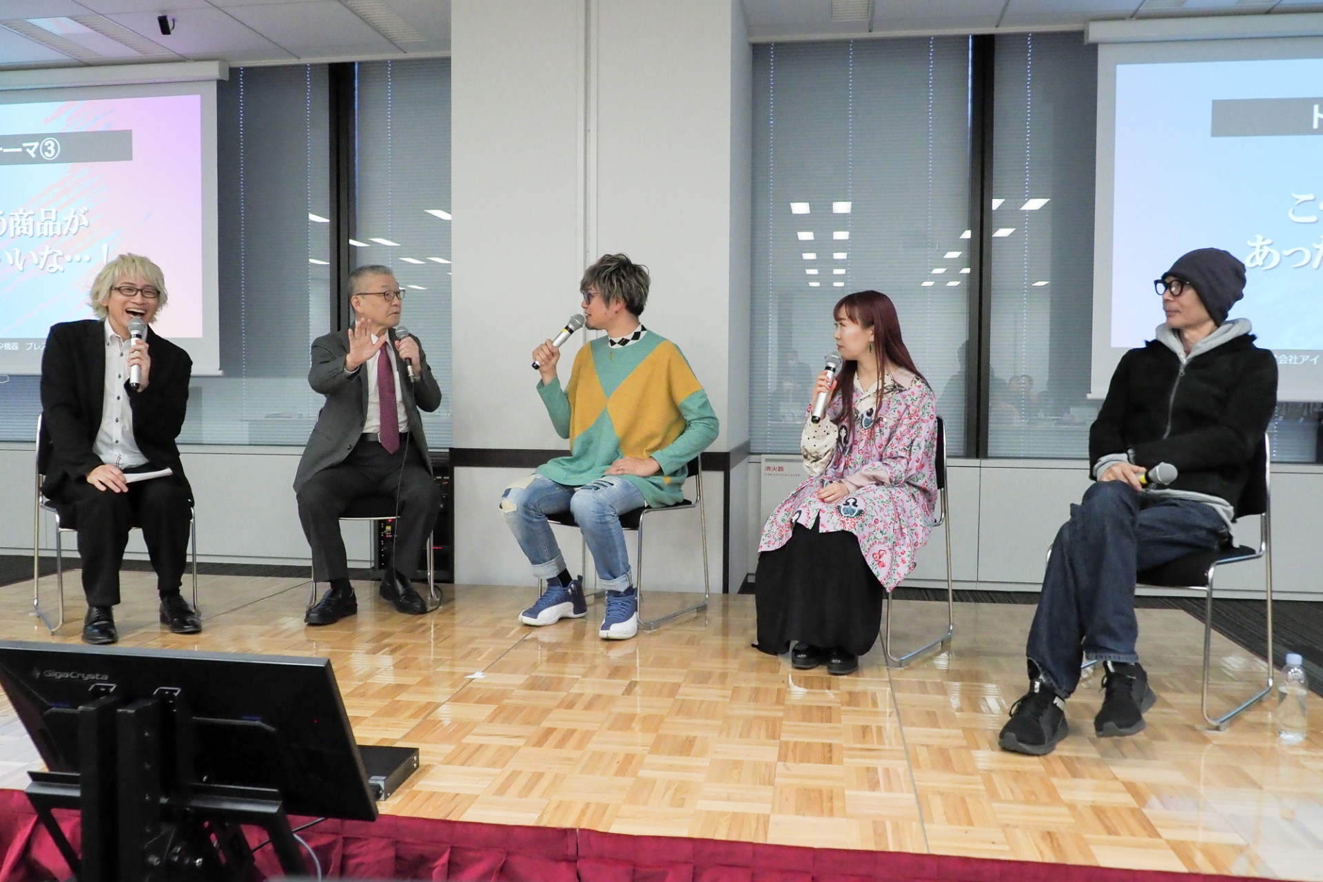 「こういう商品があったらいいな」のトークテーマでは、同社代表取締役会長の細野昭雄氏も急遽登壇し、クリエイターらの要望に直接応じた。前迫氏からはヘッドフォンやマイクなどの音響製品を、イリエ氏からは製品のカラバリやデザインについて、緒車氏からはCFexpressカードについて要望が寄せられた