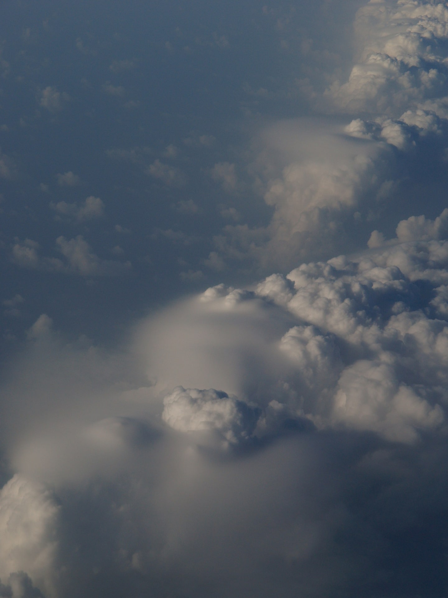いつも窓から雲や地を撮り続けた