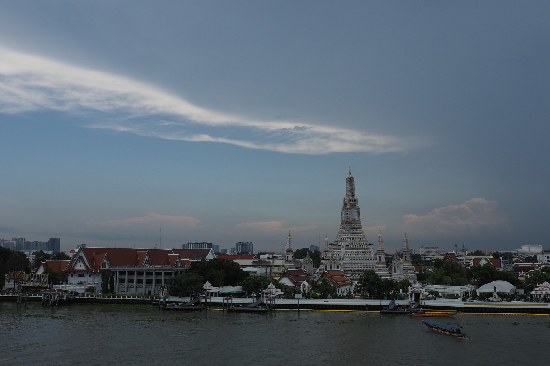 川の向こうに見えるのはバンコク三大寺院の1つ、ワット・アルン