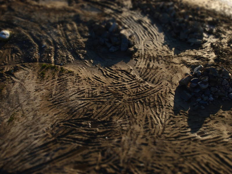 分かりづらいと思うがモトクロスのようなことをしている場所で撮影したタイヤの跡