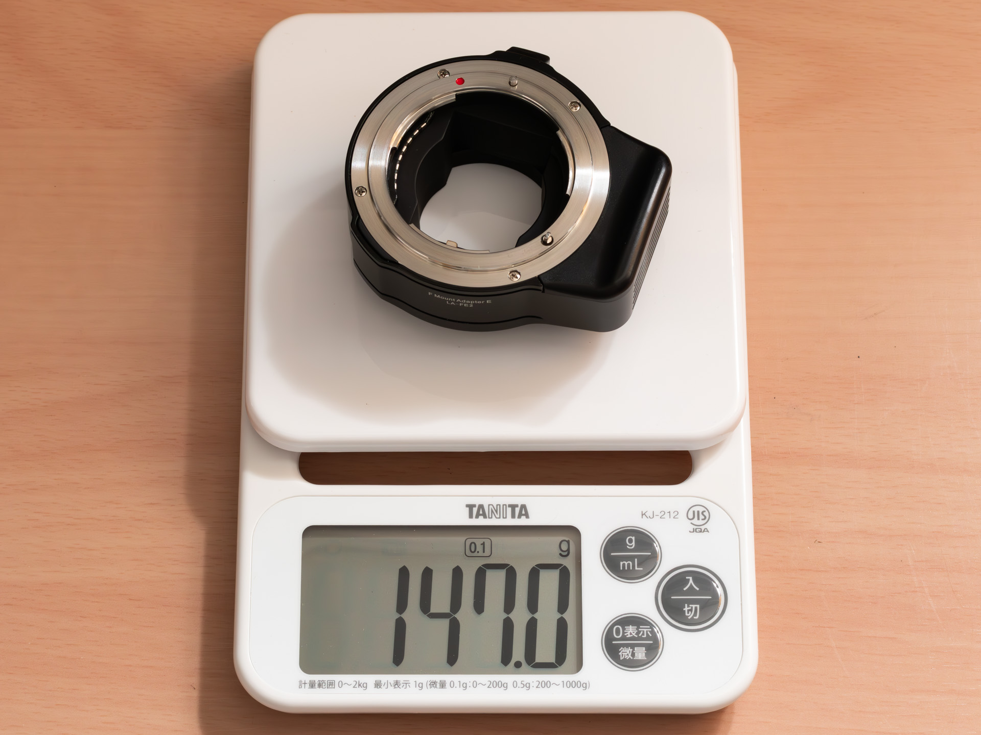 実測重量は147g。いろいろの機構を含んでいるのでシンプルなアダプターに比べると少し重め
