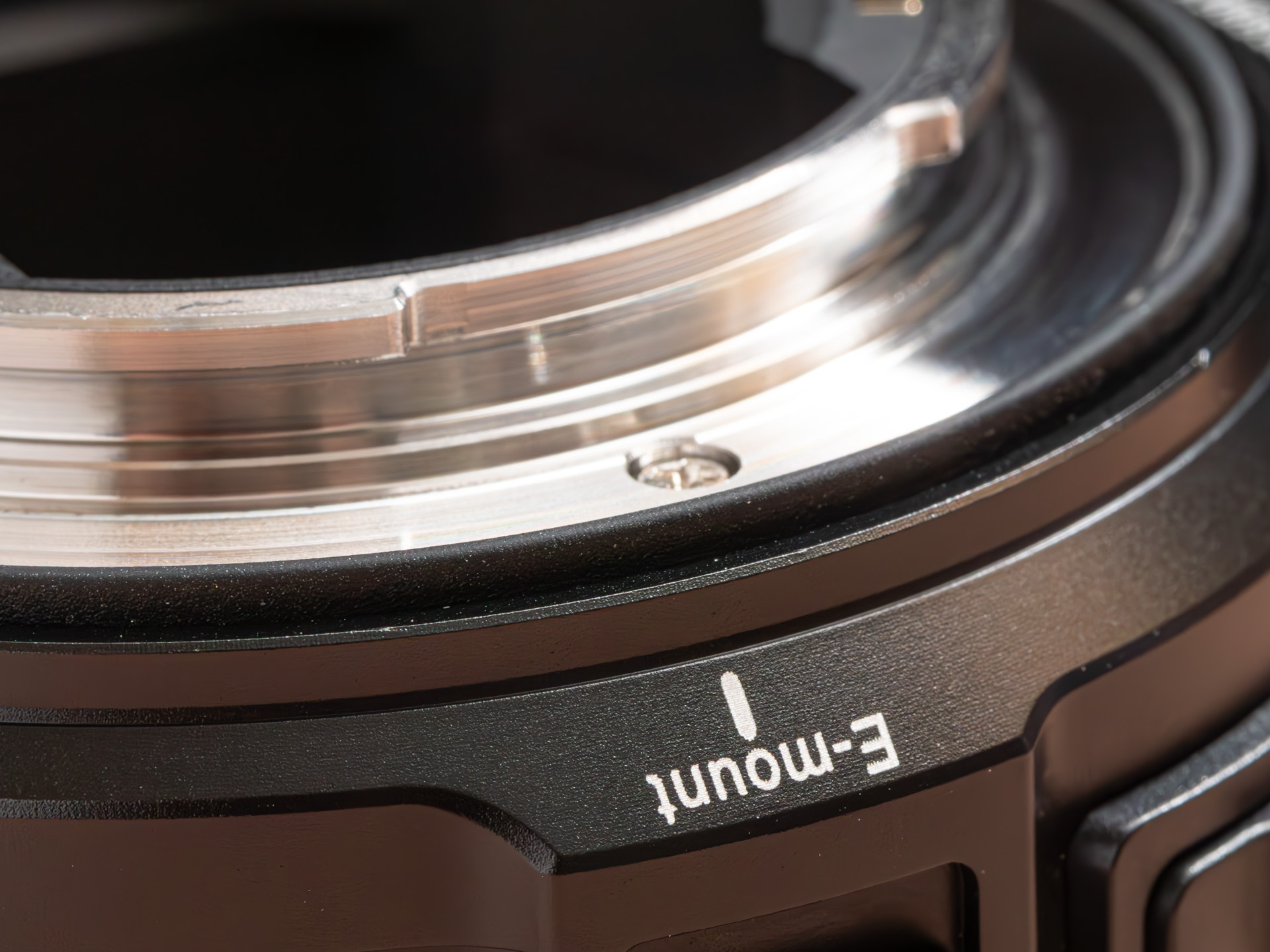 ボディ側のマウント外周にはラバーのシーリングも付いていた